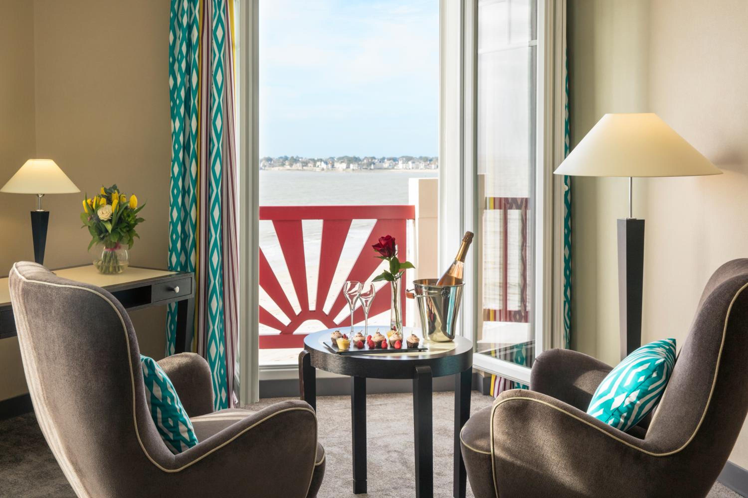 Junior Suite with One Double Bed or Twin Beds - Seafront - Photo 9