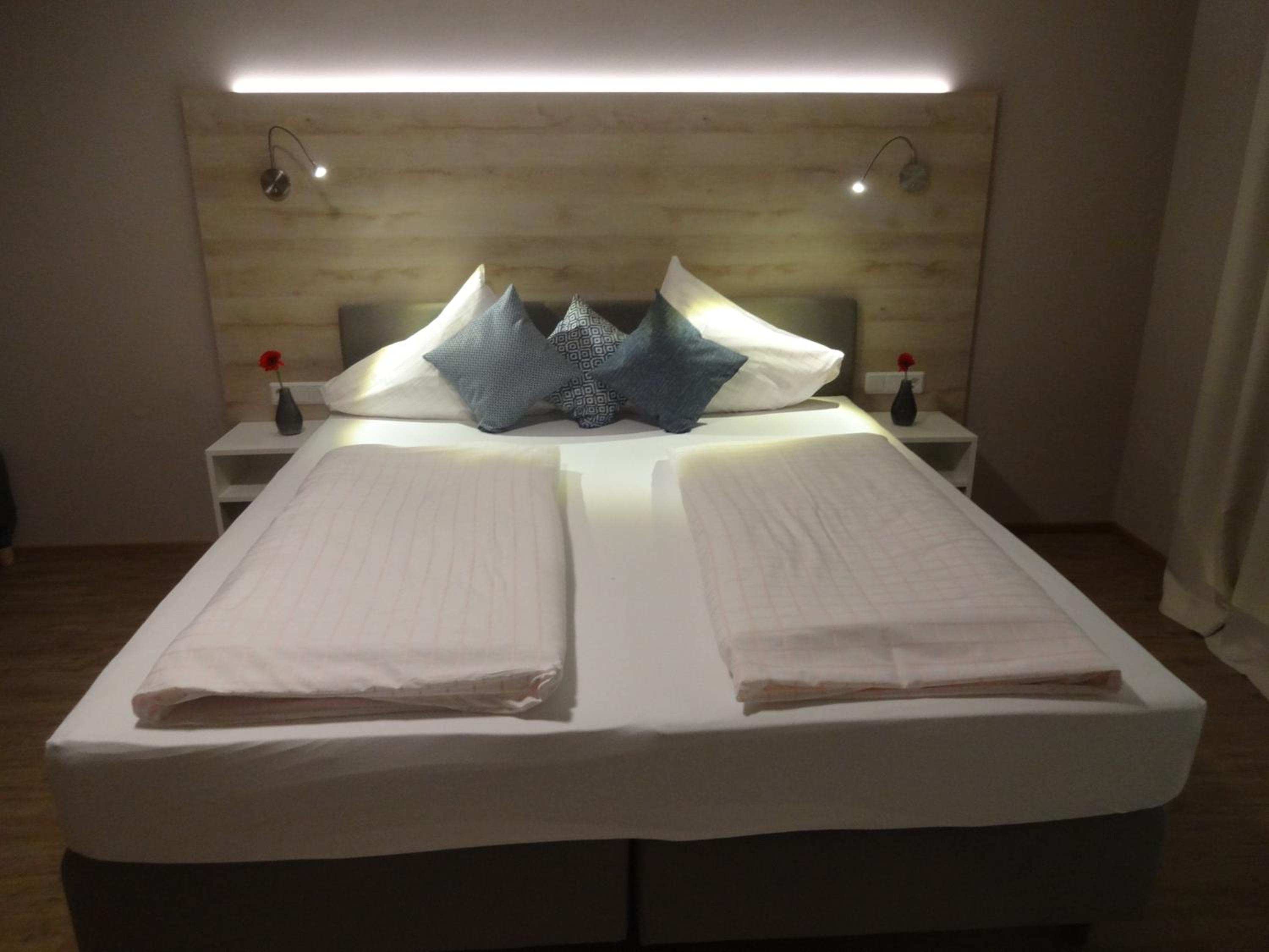Classic Double or Twin Room with Balcony - Photo 4