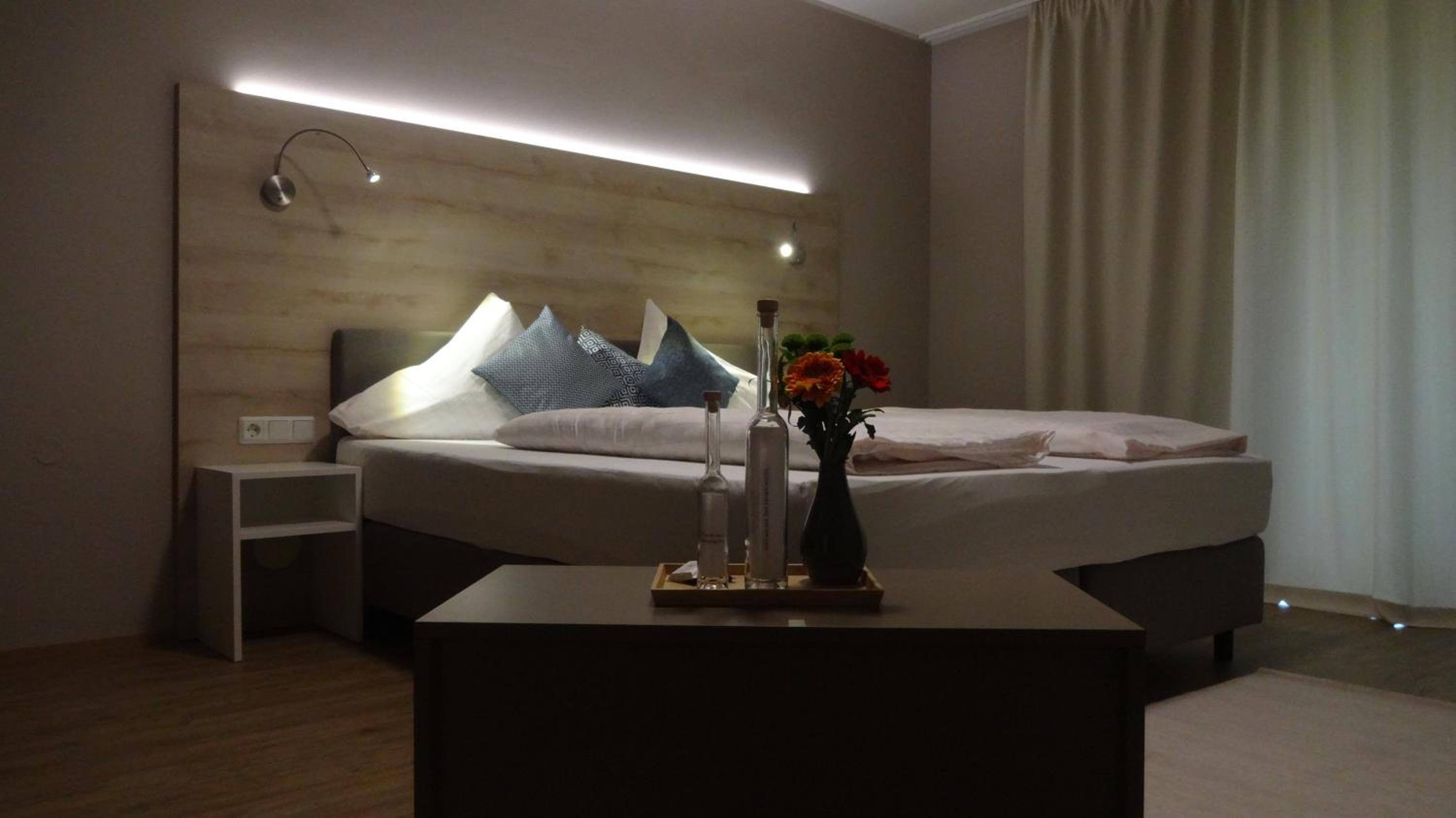 Classic Double or Twin Room with Balcony - Photo 3