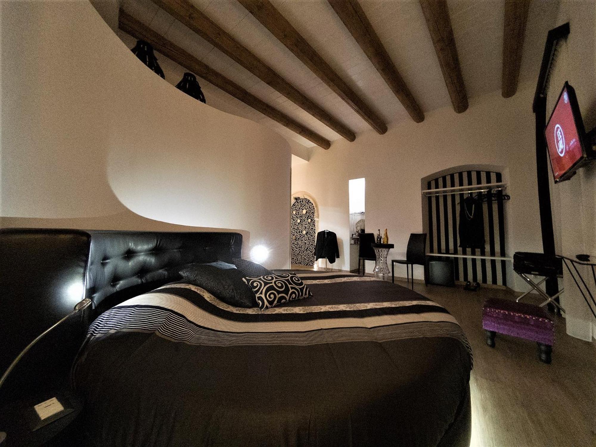 King Room with Balcony - Photo 10