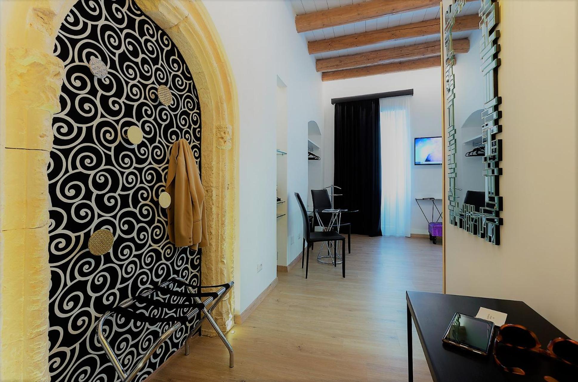 King Room with Balcony - Photo 18