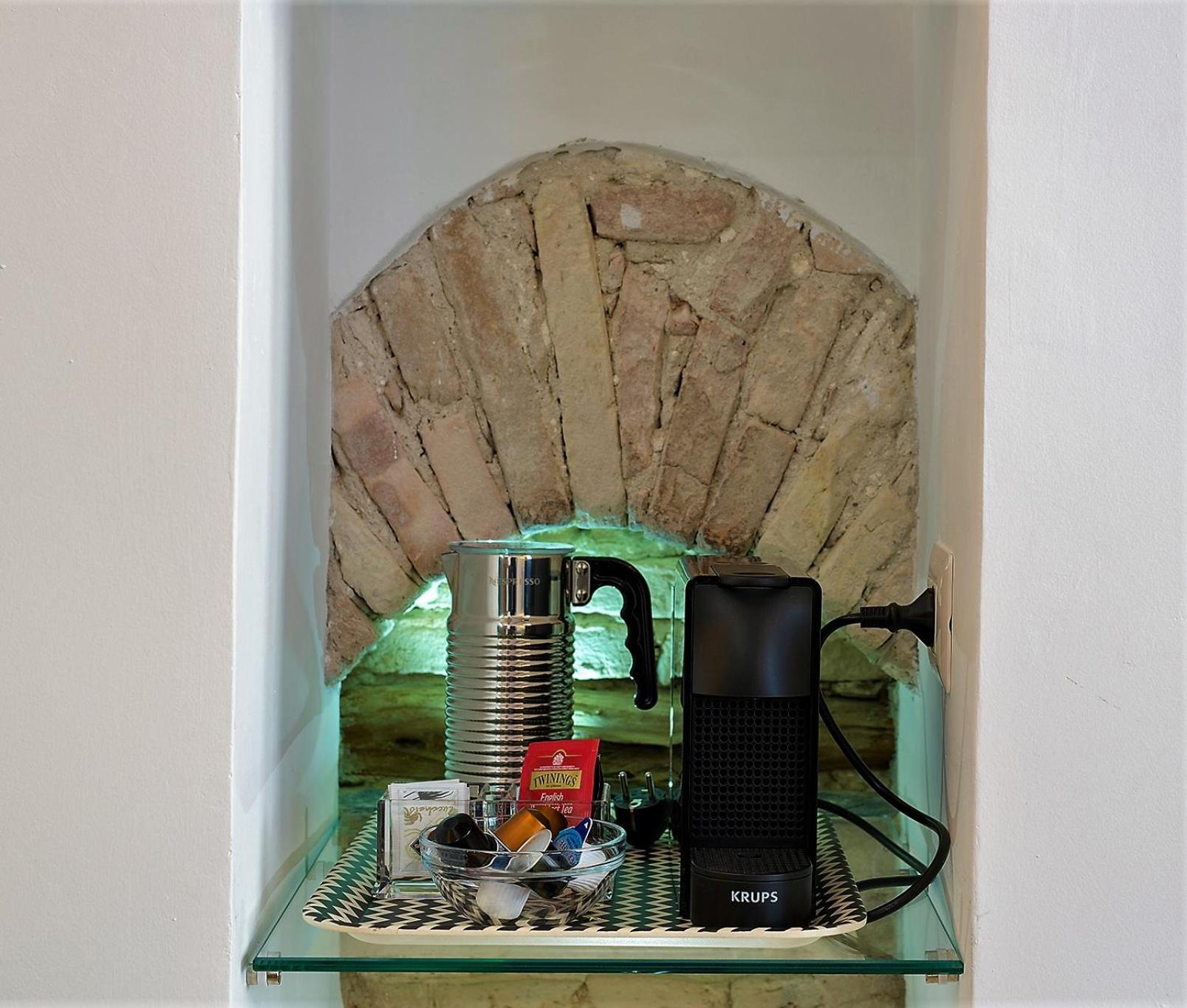 King Room with Balcony - Photo 17