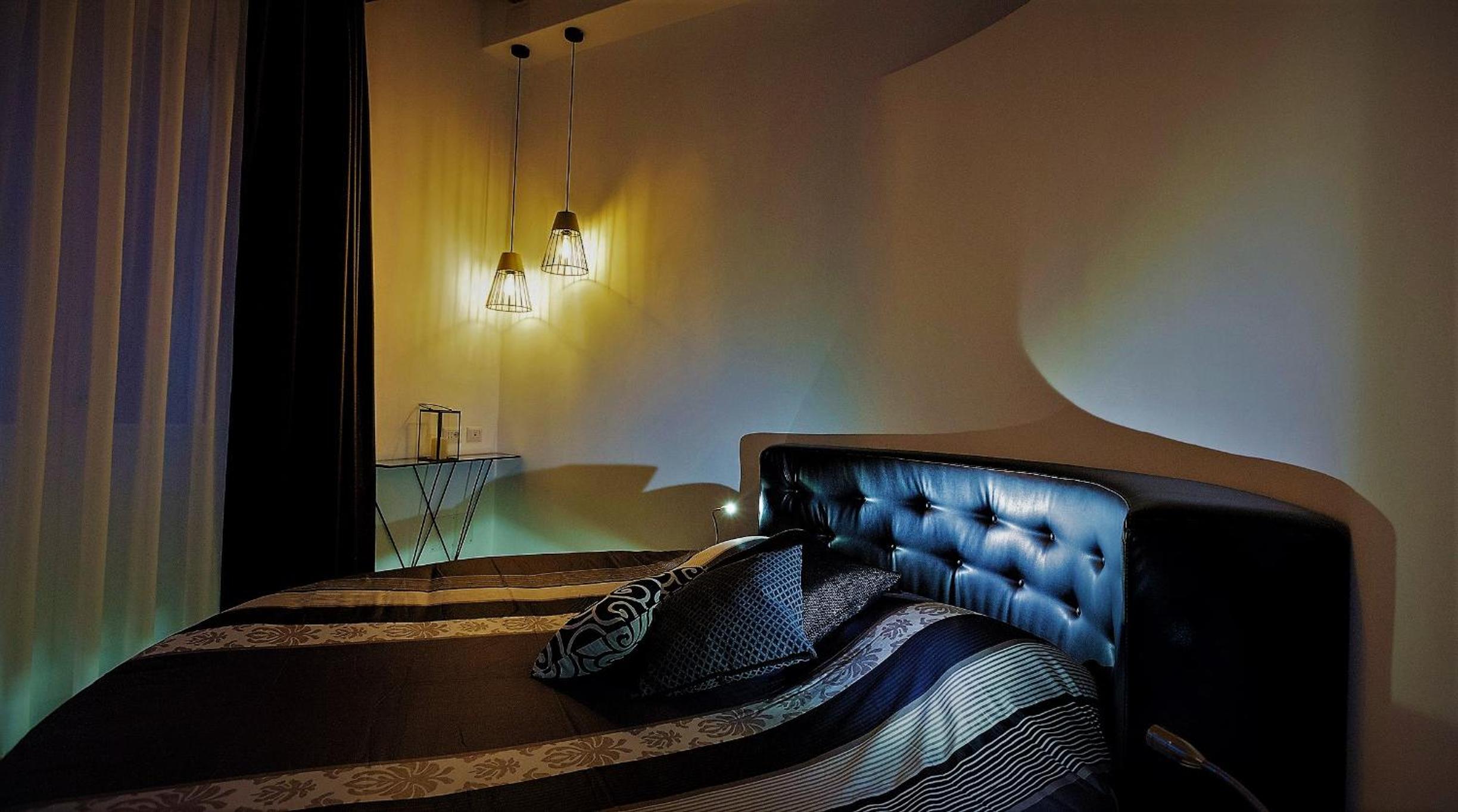 King Room with Balcony - Photo 22
