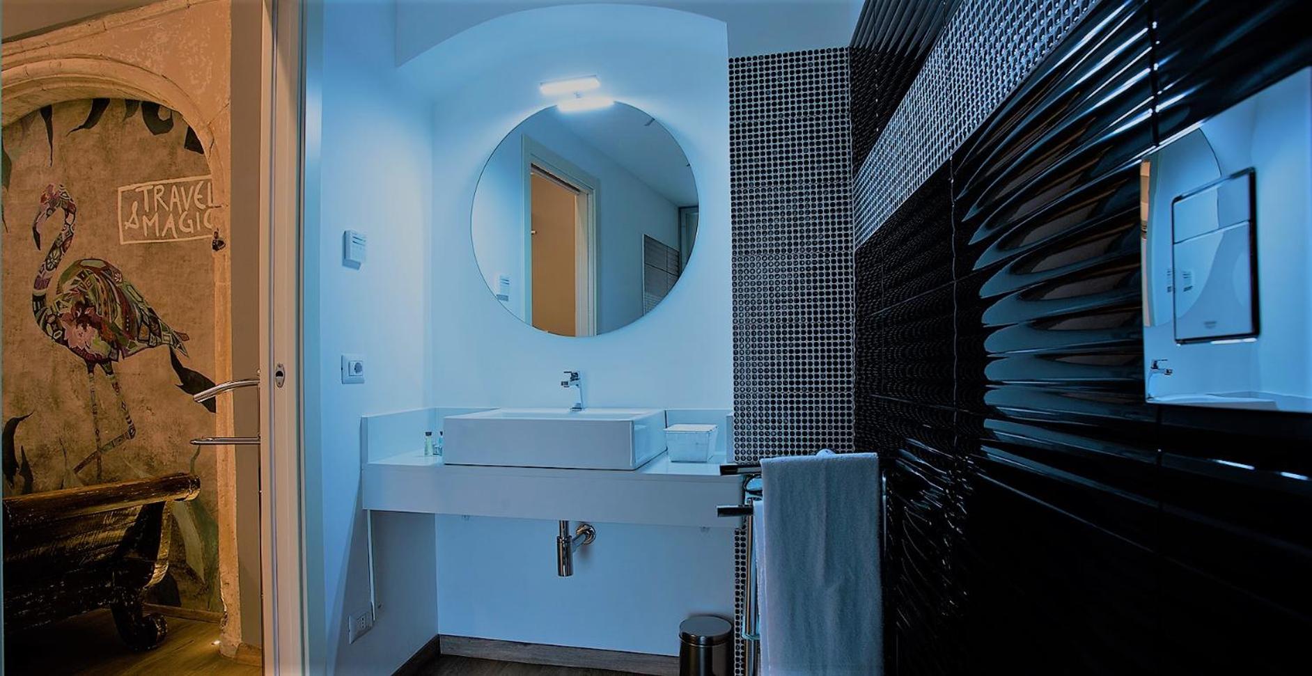 Suite with Balcony - Photo 23