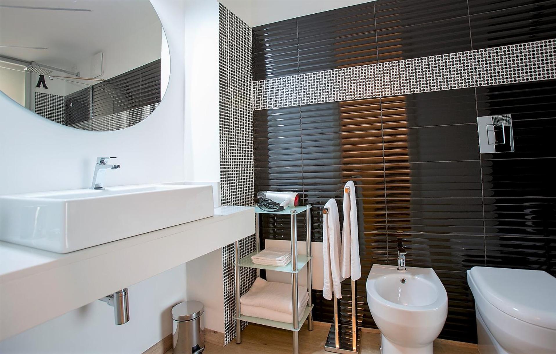 Suite with Balcony - Photo 21