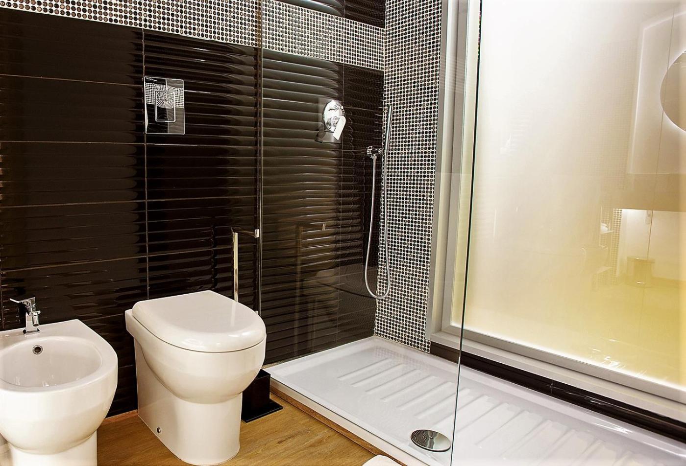 Suite with Balcony - Photo 7