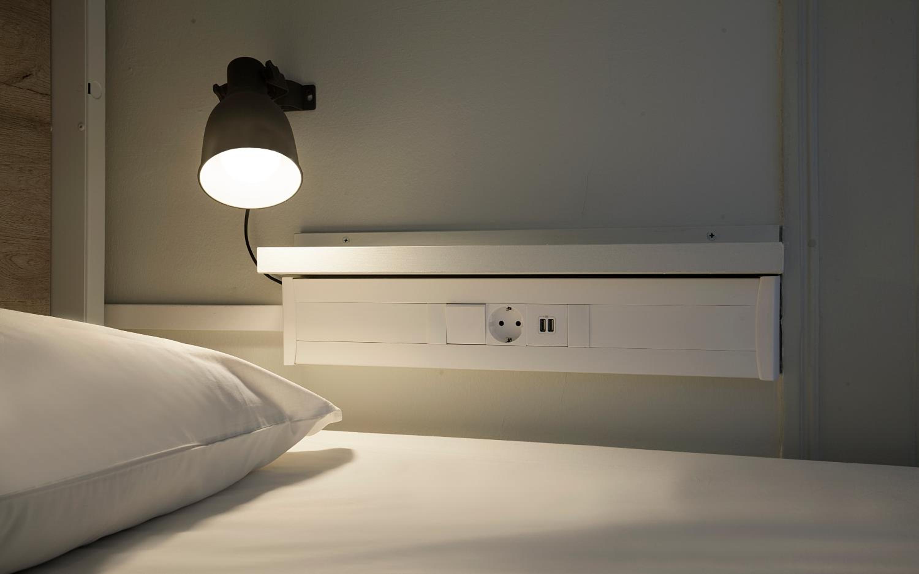 Bed in 8-Bed Mixed Dormitory Room with Shared Bathroom photo 2