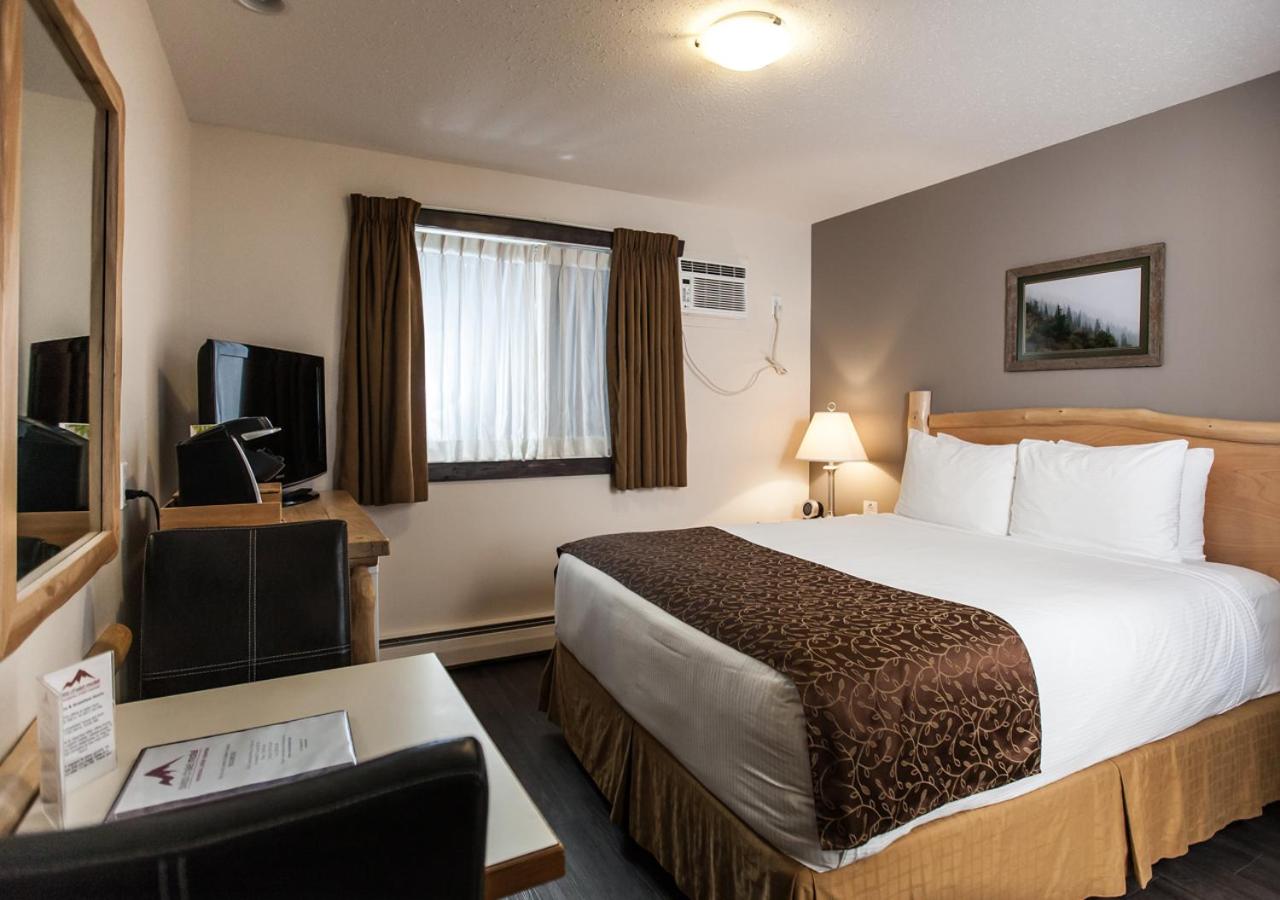 Deluxe Queen Room Non-Pet Friendly photo 3