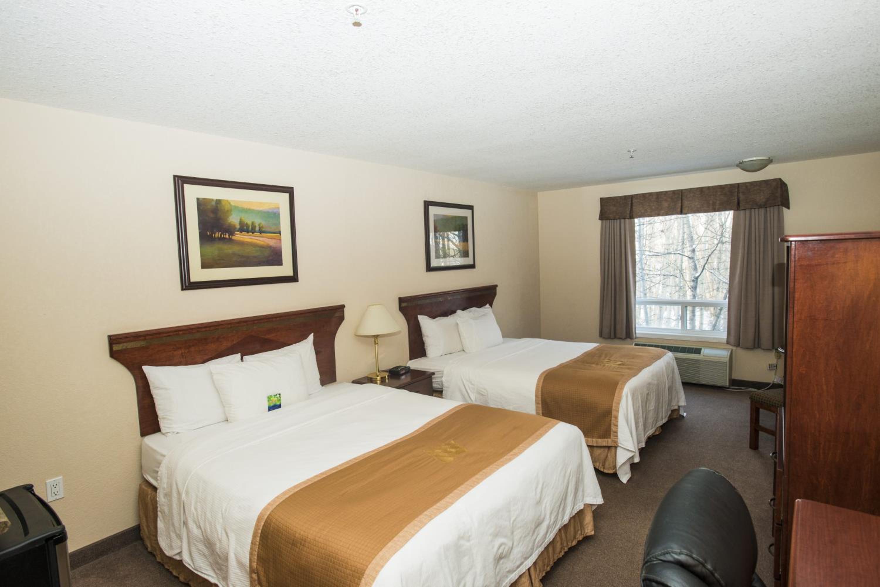 Queen Room with Two Queen Beds - Non-Smoking photo 2