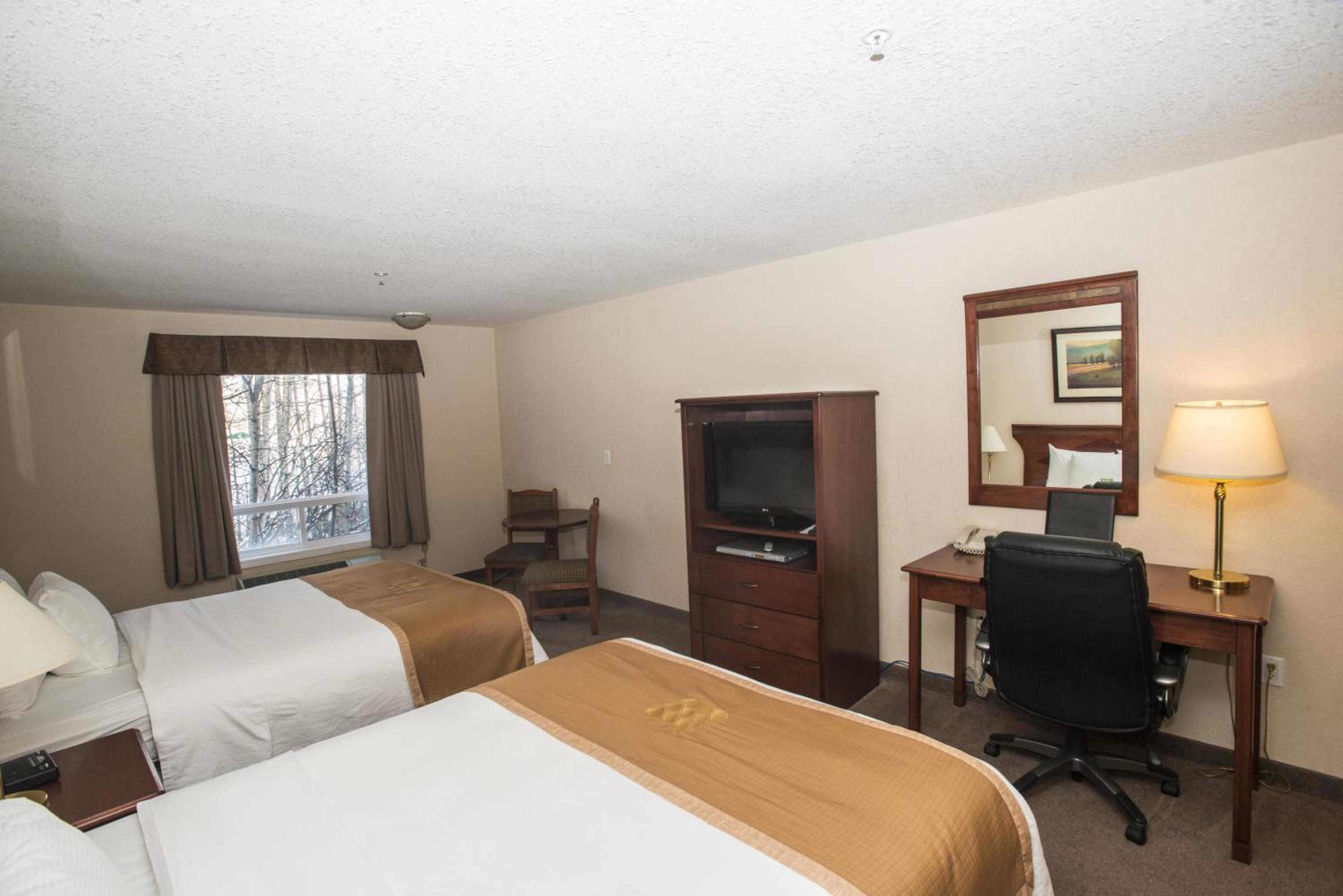 Queen Room with Two Queen Beds - Non-Smoking photo 3