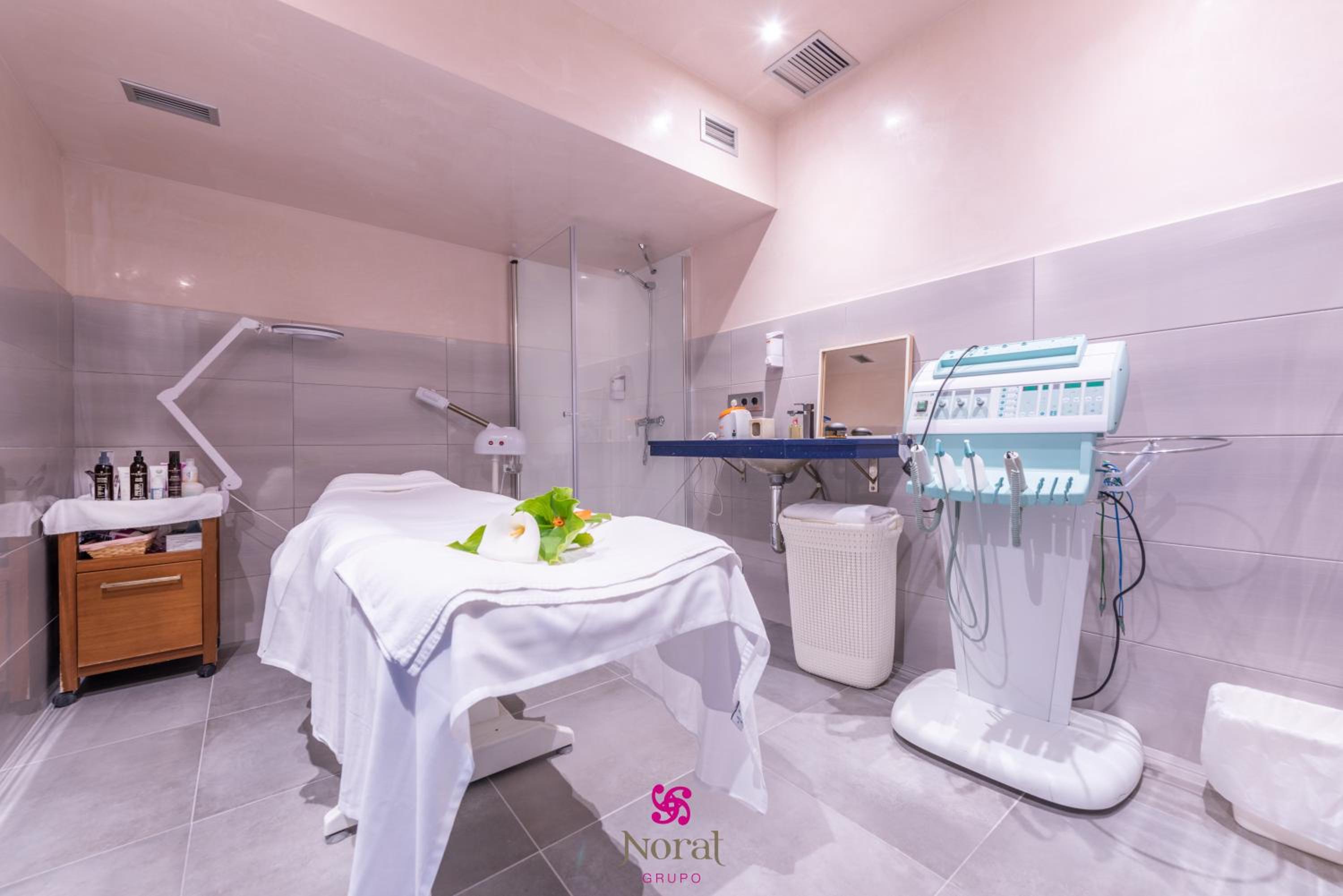 Deluxe Suite with Spa Access photo 2