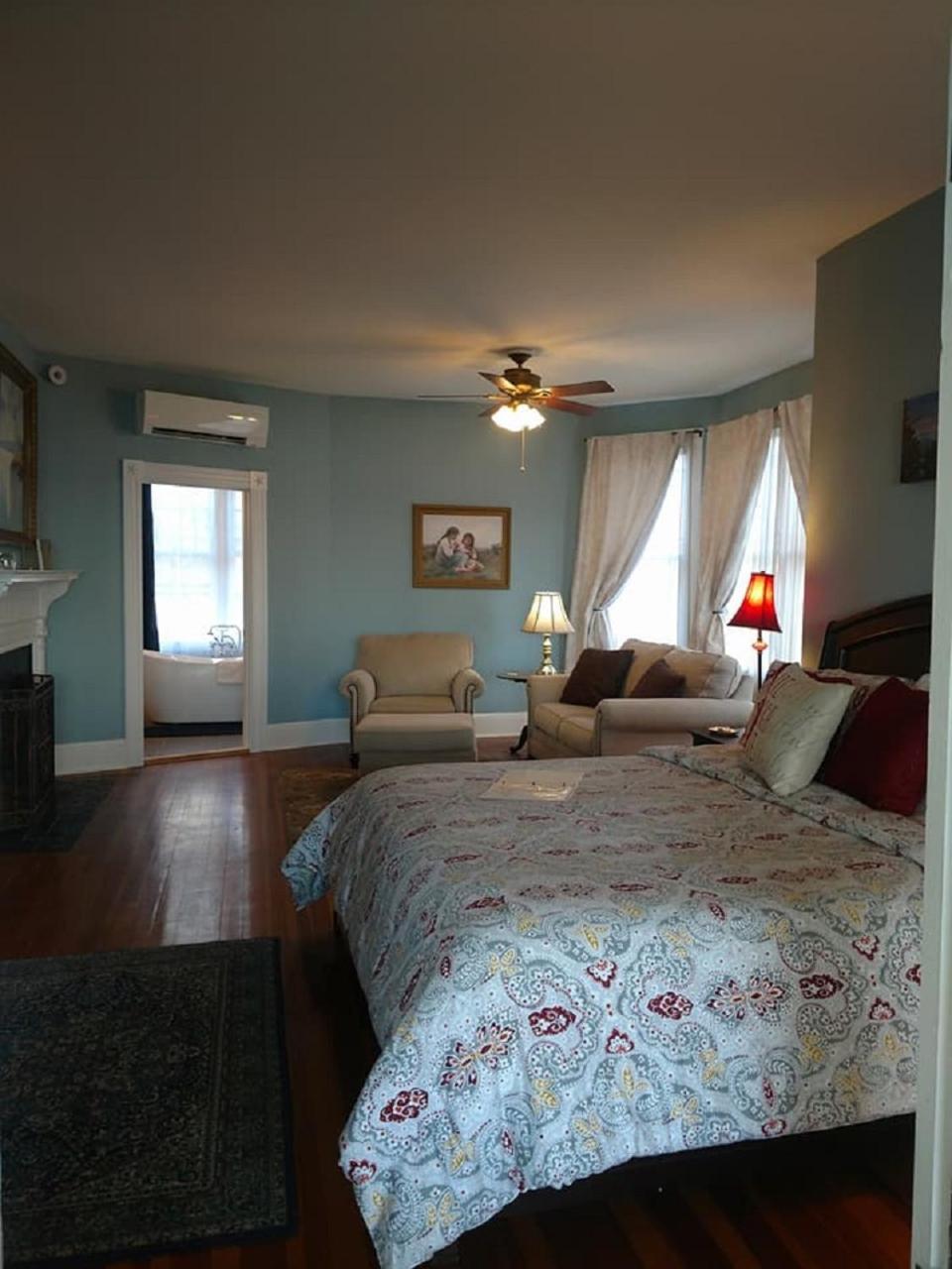 King Suite with Spa Bath - Photo 3