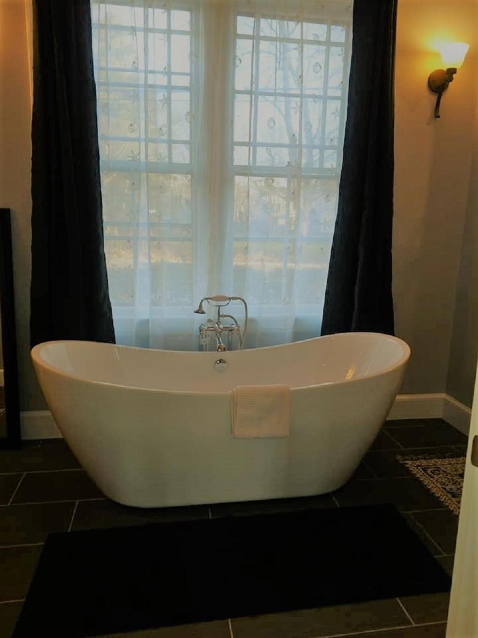 King Suite with Spa Bath - Photo 4