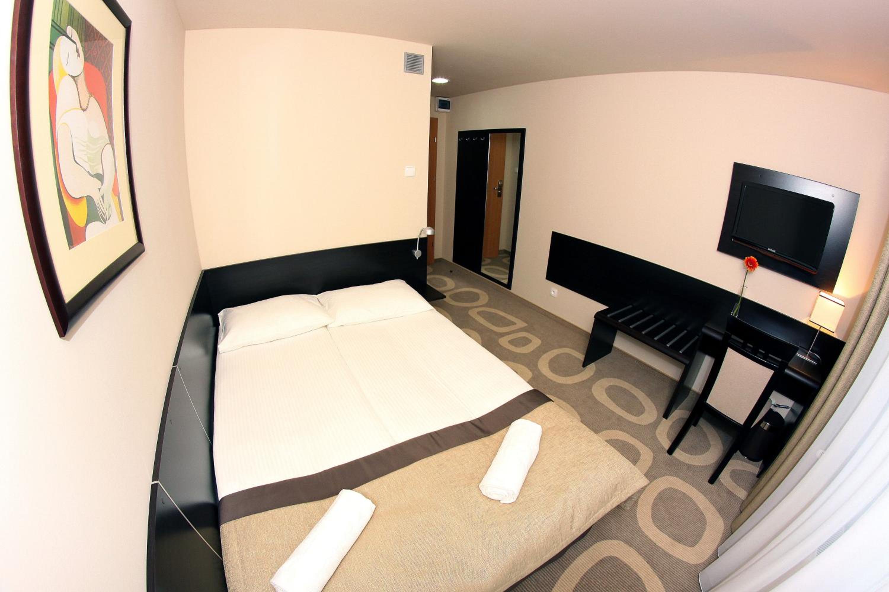 Economy Double Room photo 3