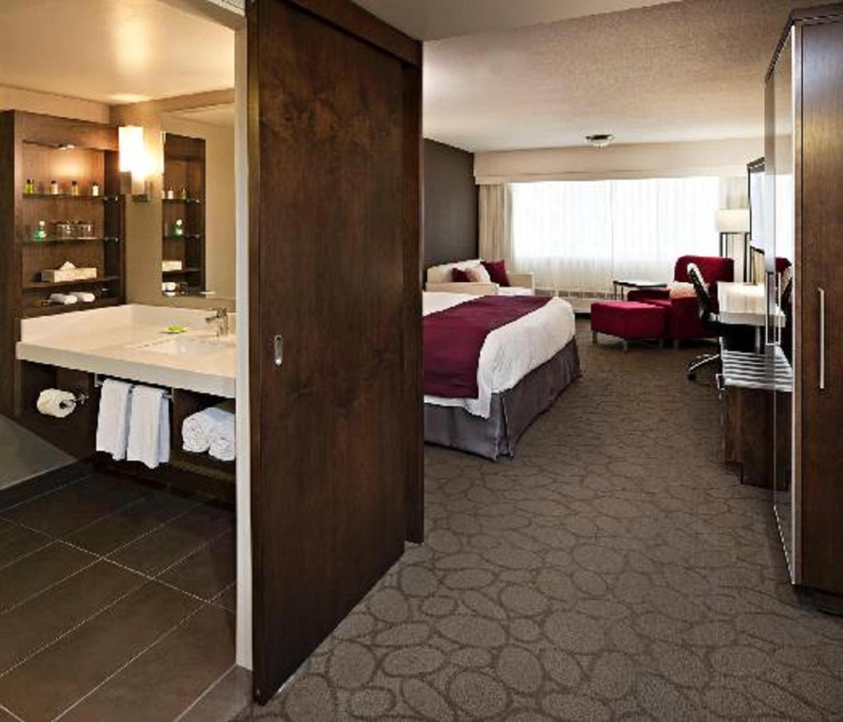 Deluxe Double Queen Room photo 1