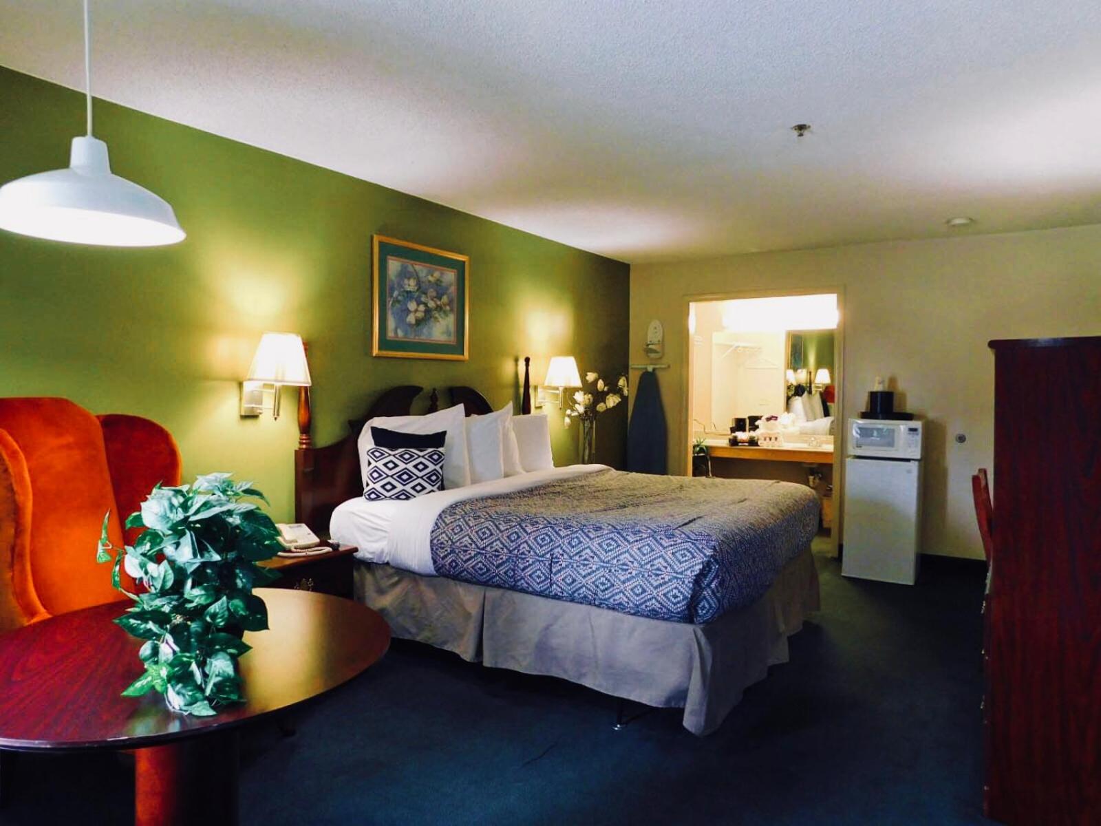King Room - Non-Smoking - Photo 1
