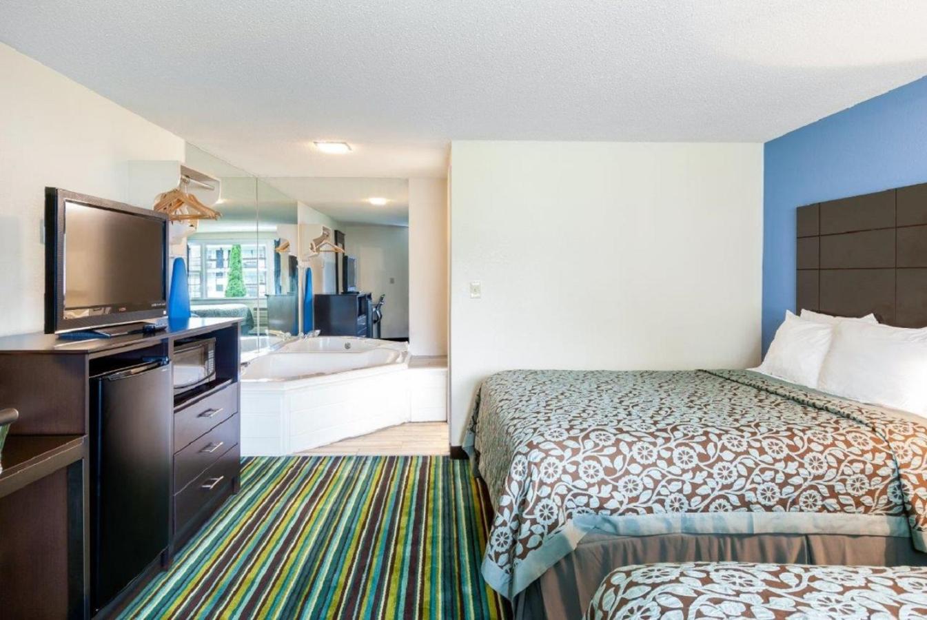 Superior Queen Room with Two Queen Beds - Front View/Non-Smokingn photo 1