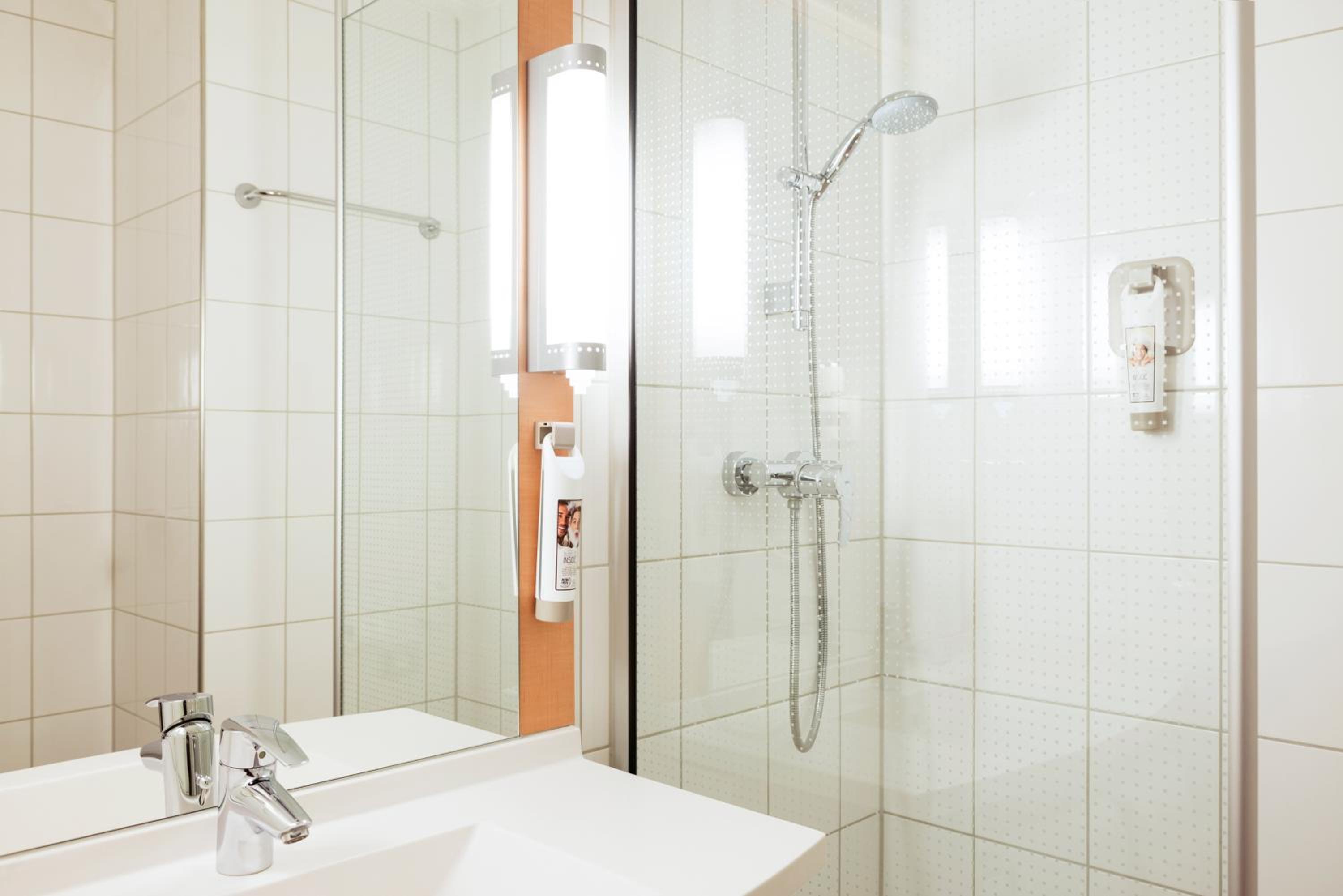 Standard Twin Room - Photo 4