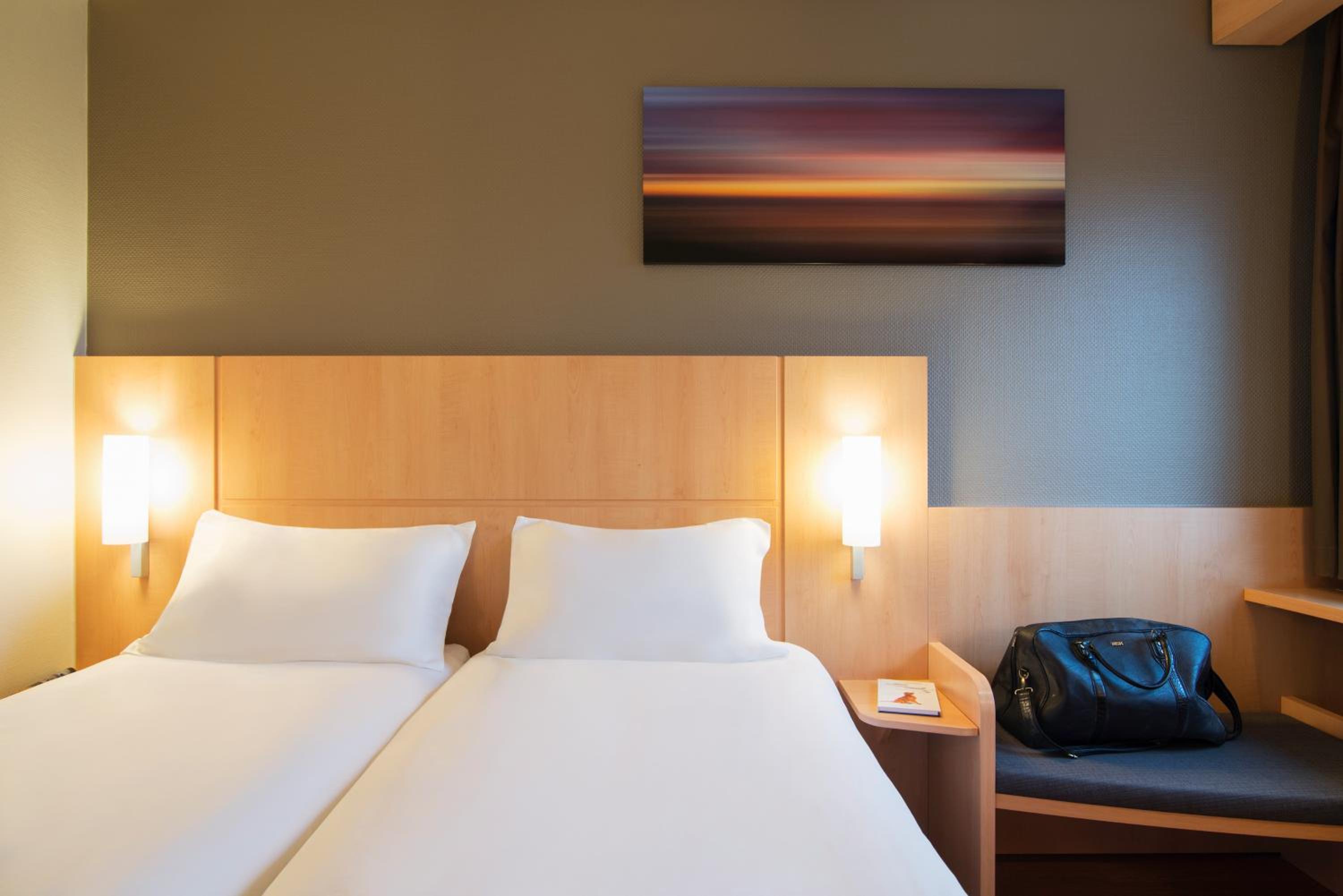 Standard Twin Room - Photo 1