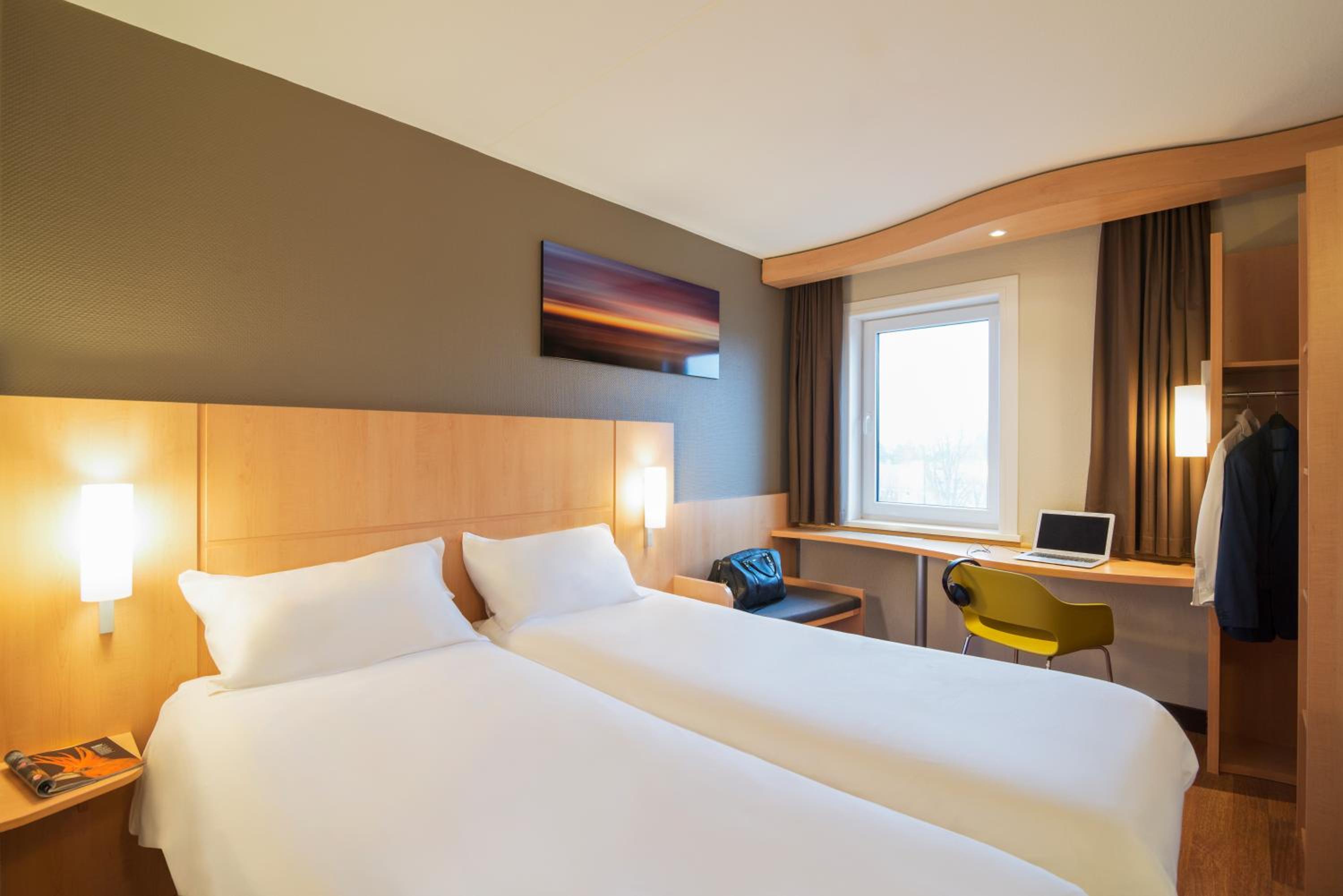 Standard Twin Room - Photo 3