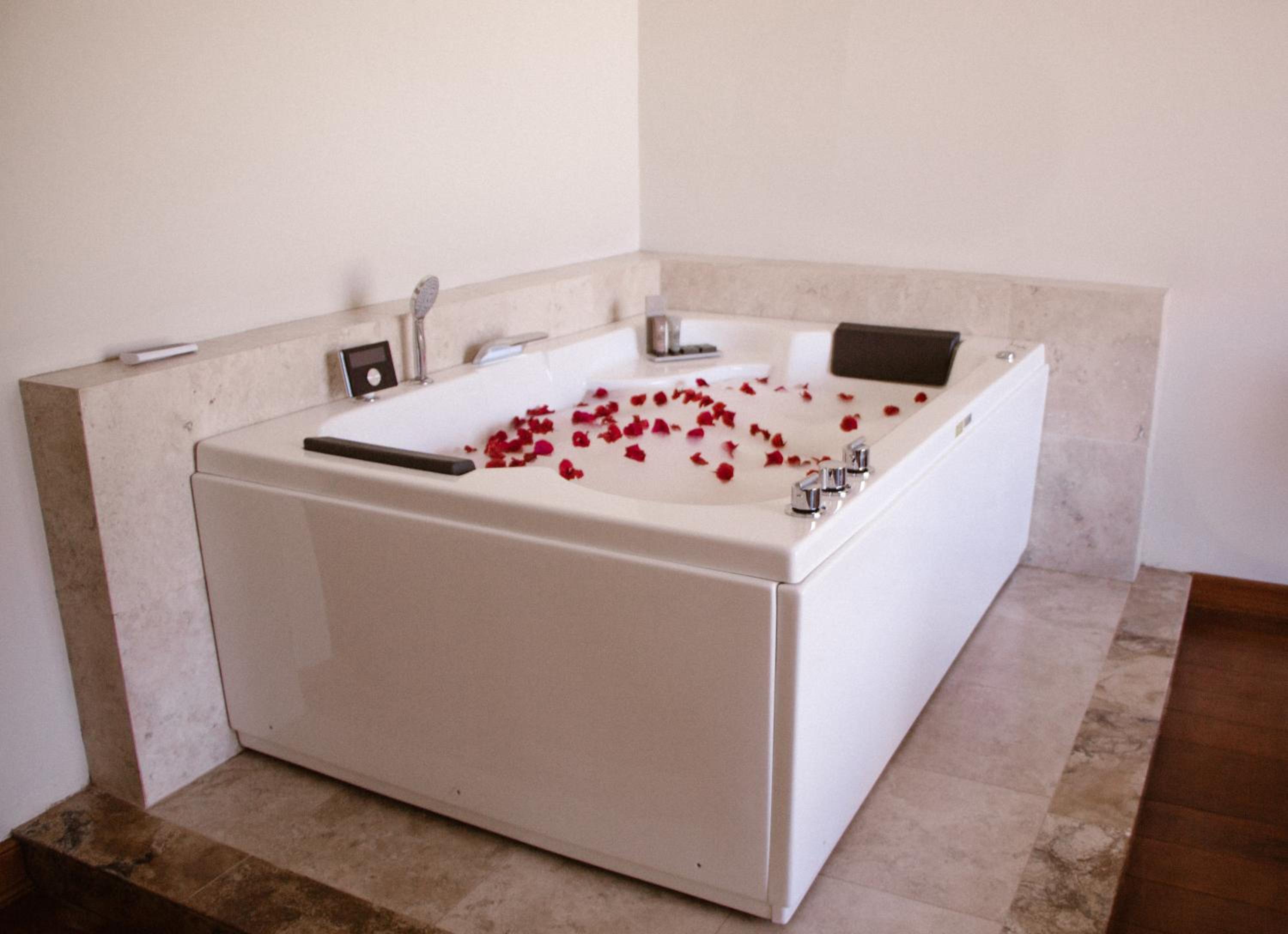 Deluxe Suite with Spa Bath photo 2