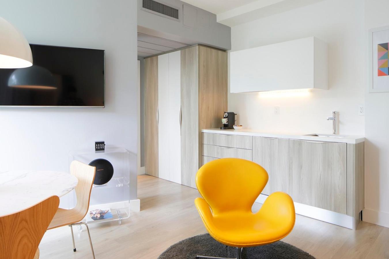 Corner 1 Bedrooms Suite - with Kitchenette and Standing Balcony photo 3