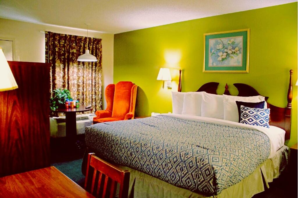 King Room - Non-Smoking - Photo 3