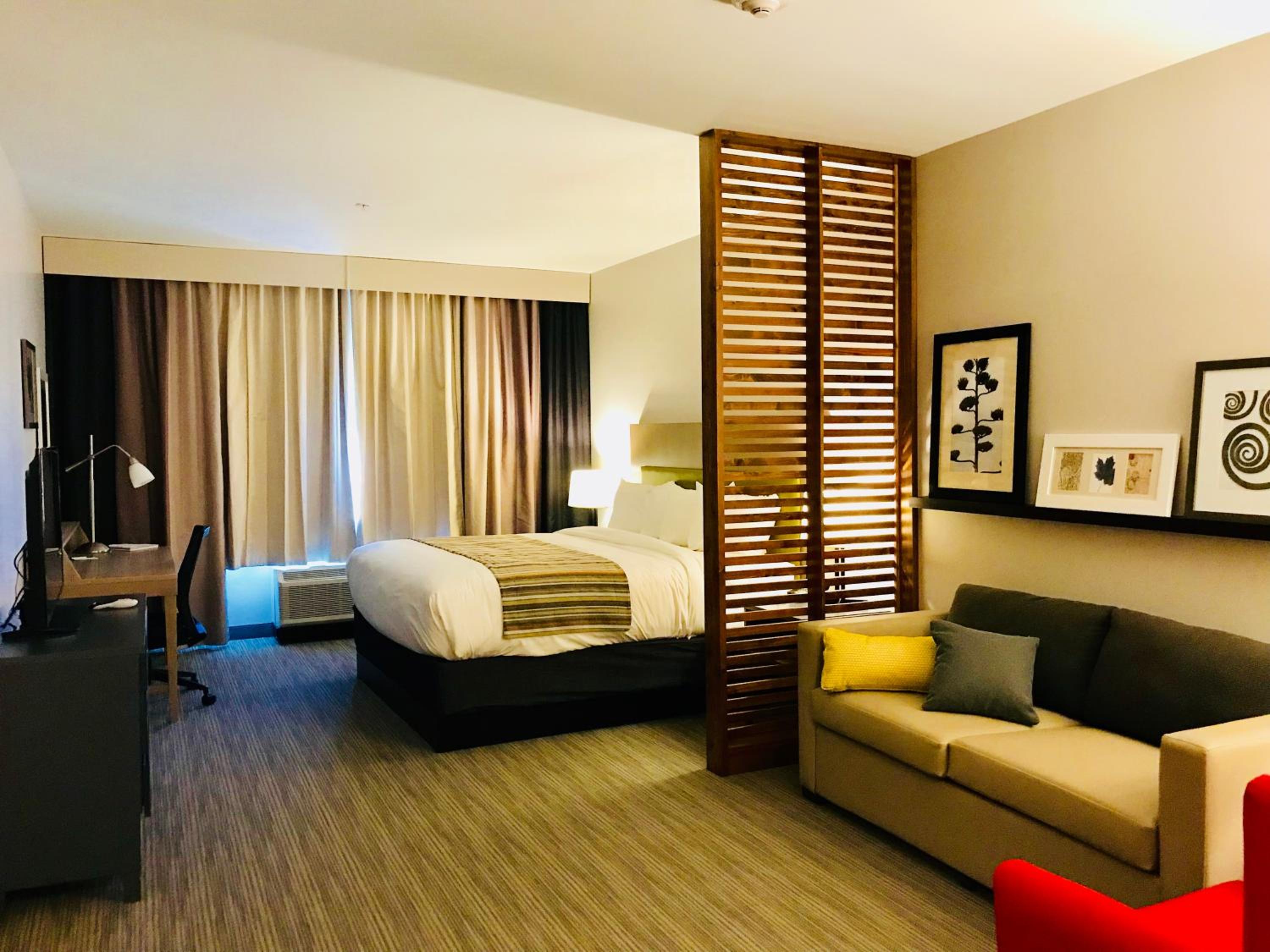 One-Bedroom King Suite - Non-Smoking