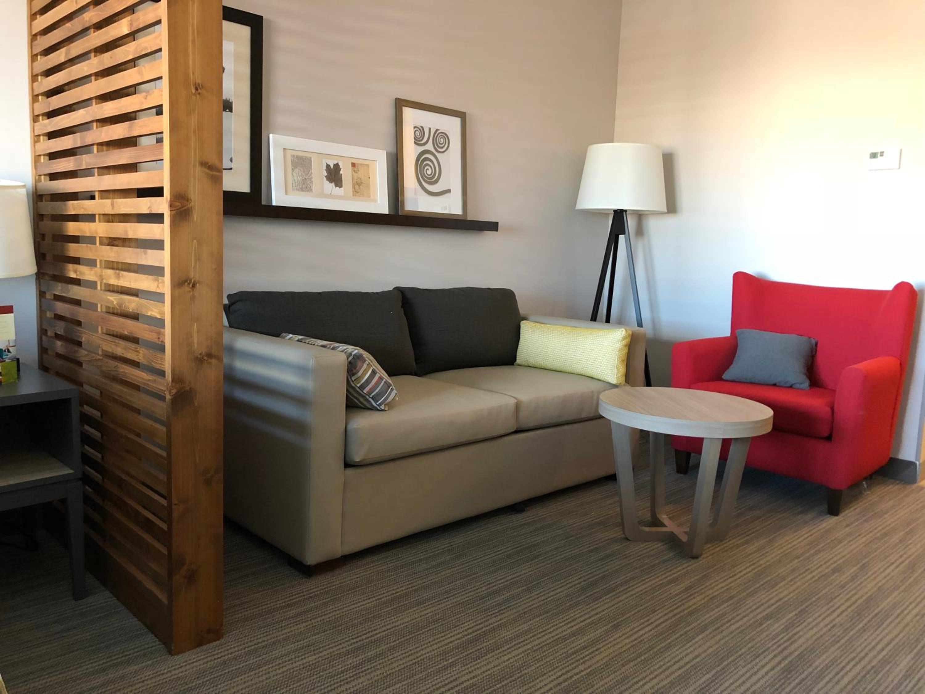 One-Bedroom Queen Suite with Two Queen Beds and Sofa Bed - Non-Smoking photo 3