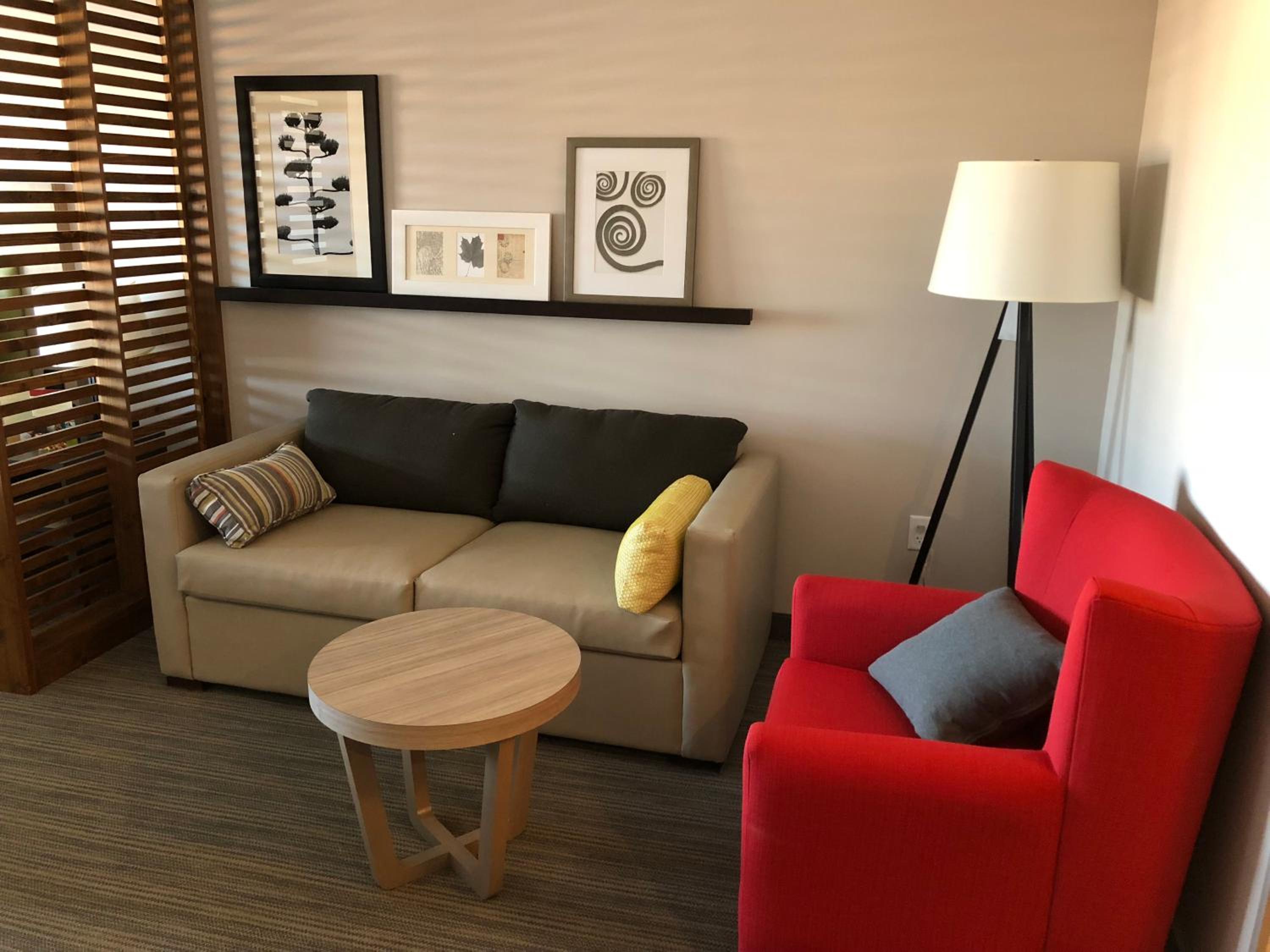 One-Bedroom Queen Suite with Two Queen Beds and Sofa Bed - Non-Smoking photo 2