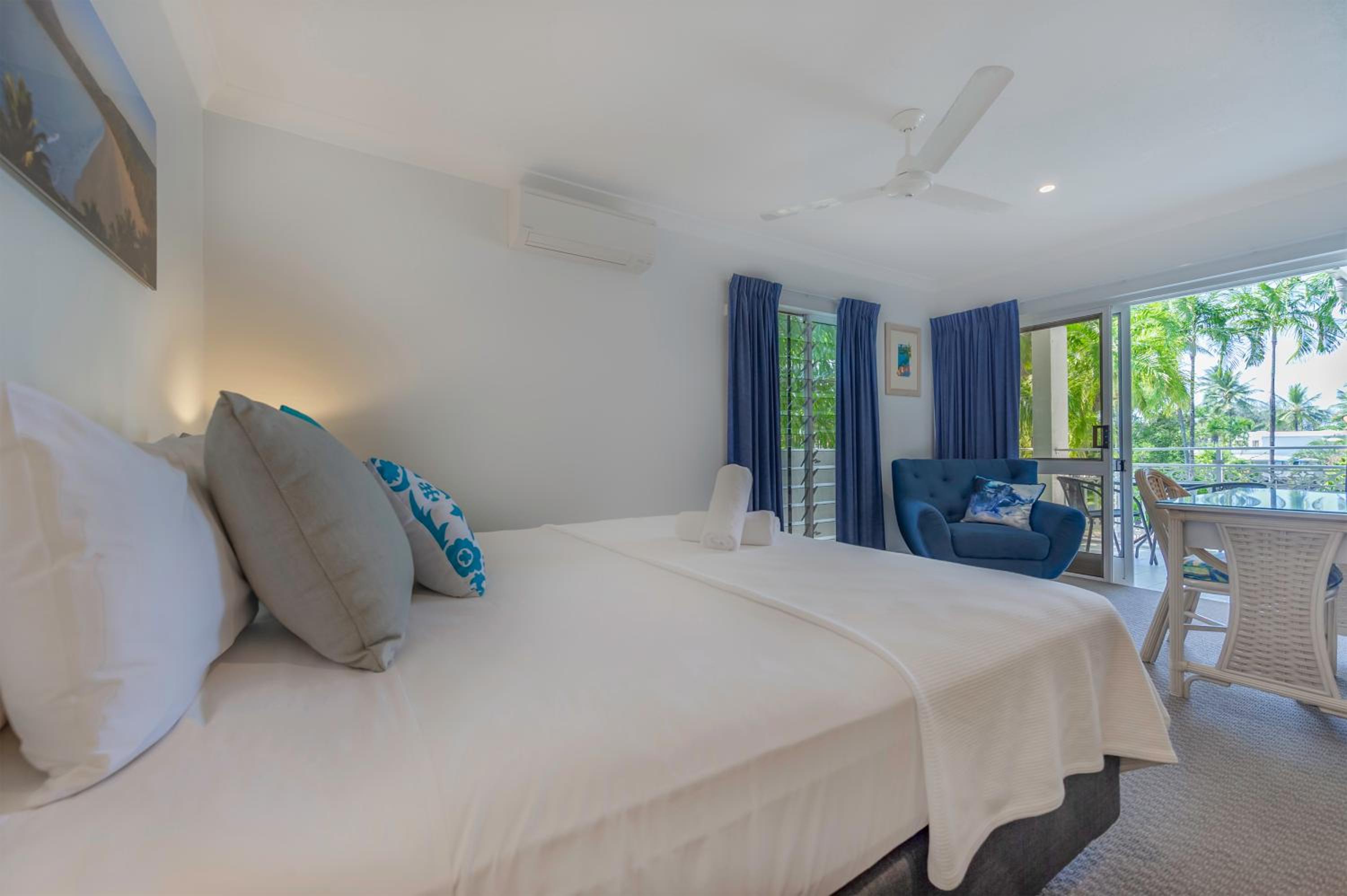 Two Bedroom, Two Bathroom Apartment with Balcony photo 2