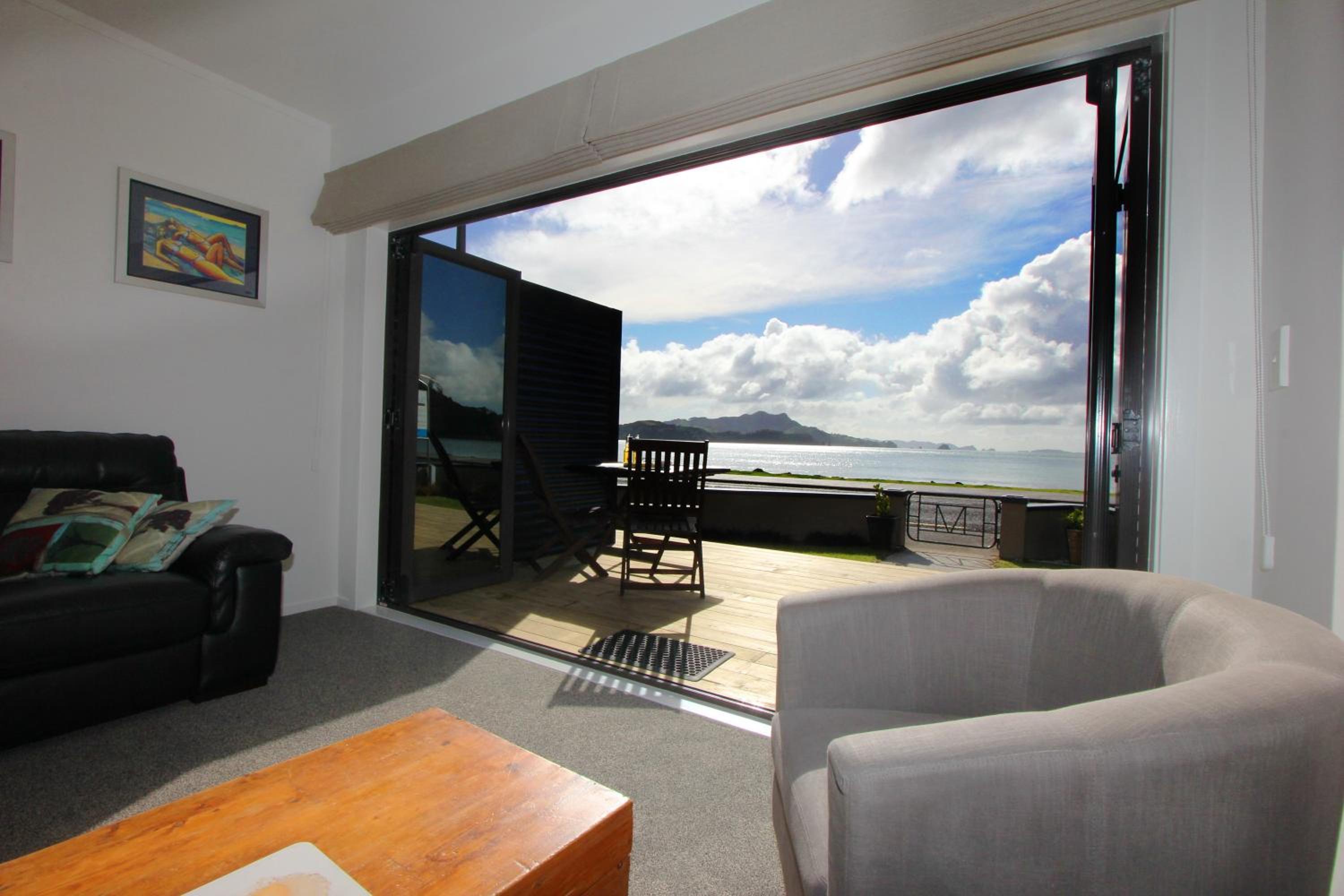 Large Studio Apartment - Beachfront - 2 photo 2