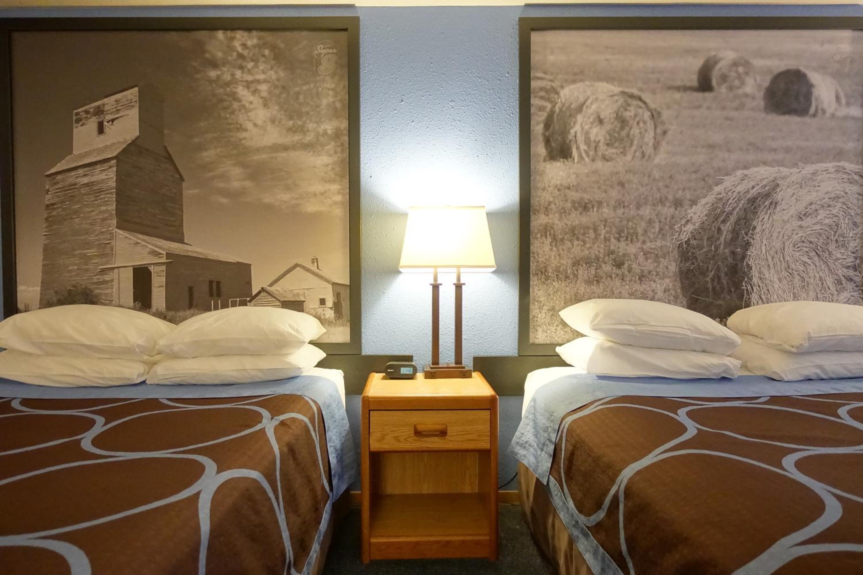 Queen Room with Two Queen Beds - Non-Smoking - Photo 4
