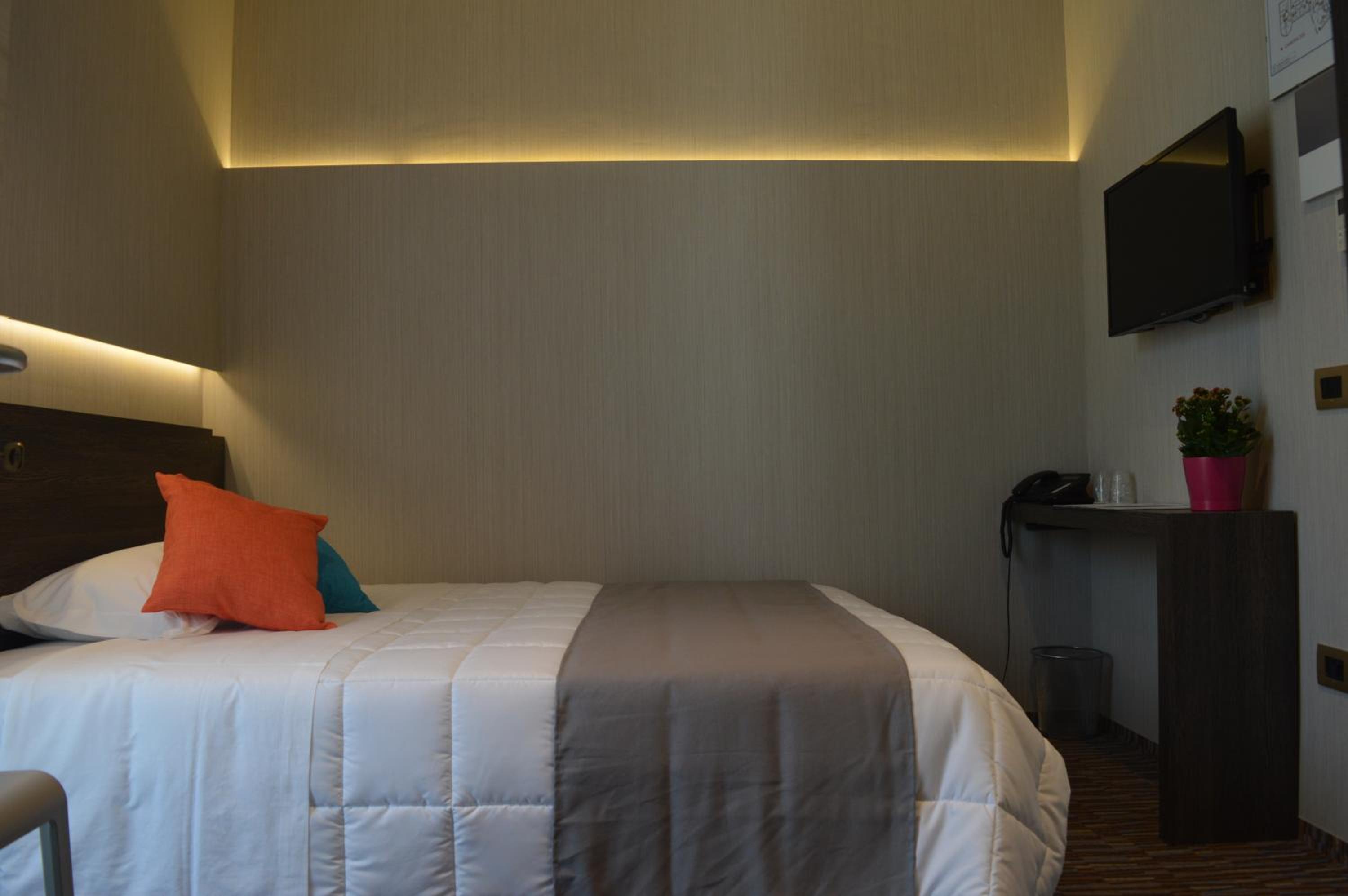 Single Room with Private Bathroom photo 2