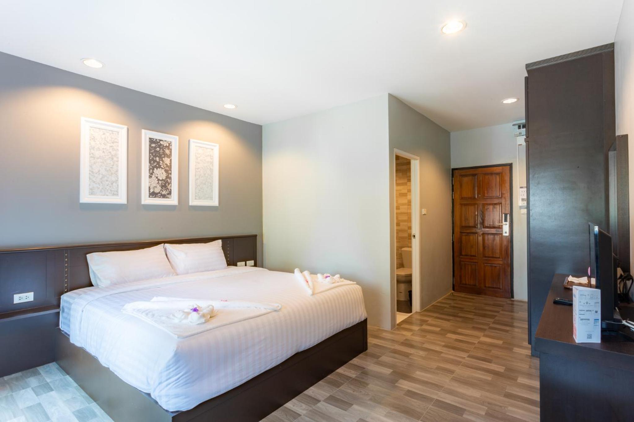 Deluxe Double Room with Balcony photo 2