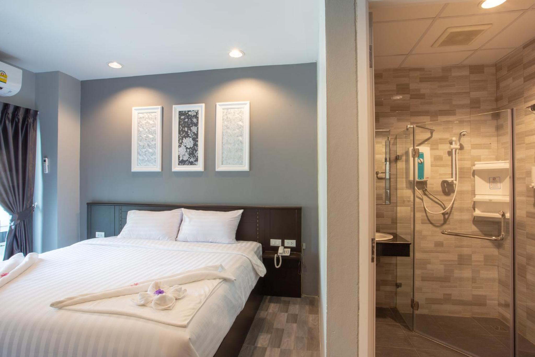Deluxe Double Room with Balcony photo 3