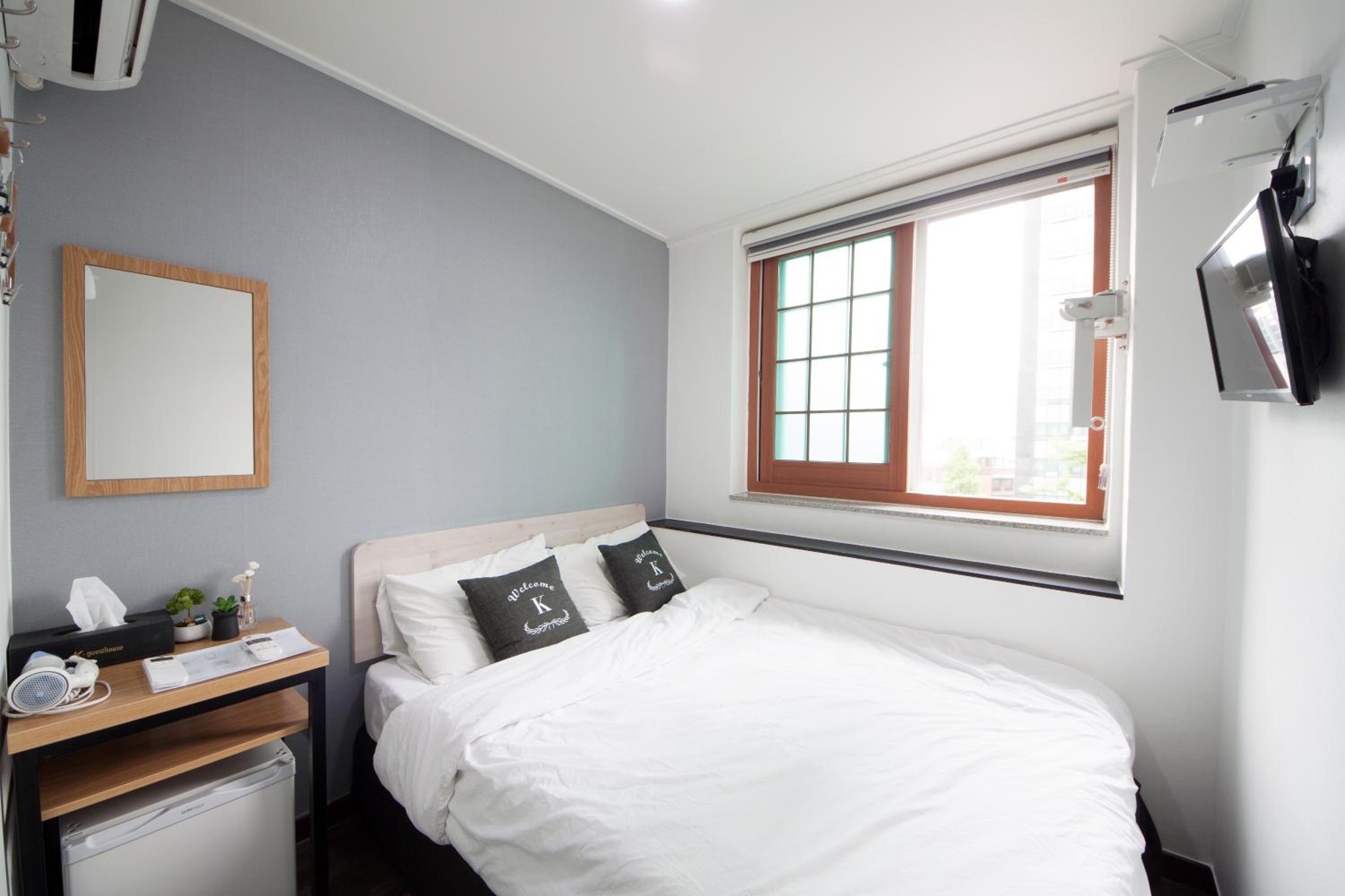Economy Double Room - Photo 7