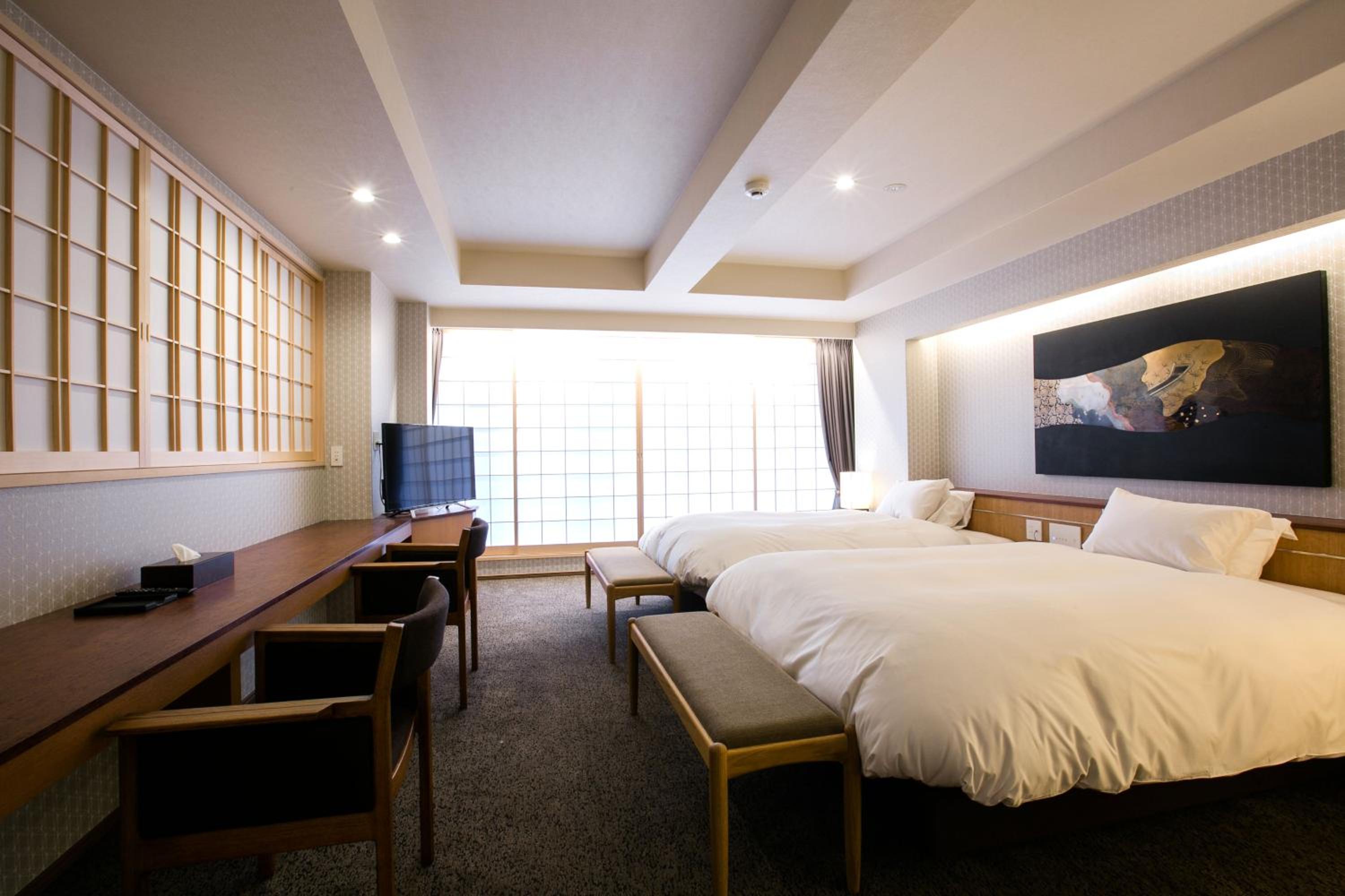 Suite - Photo 1