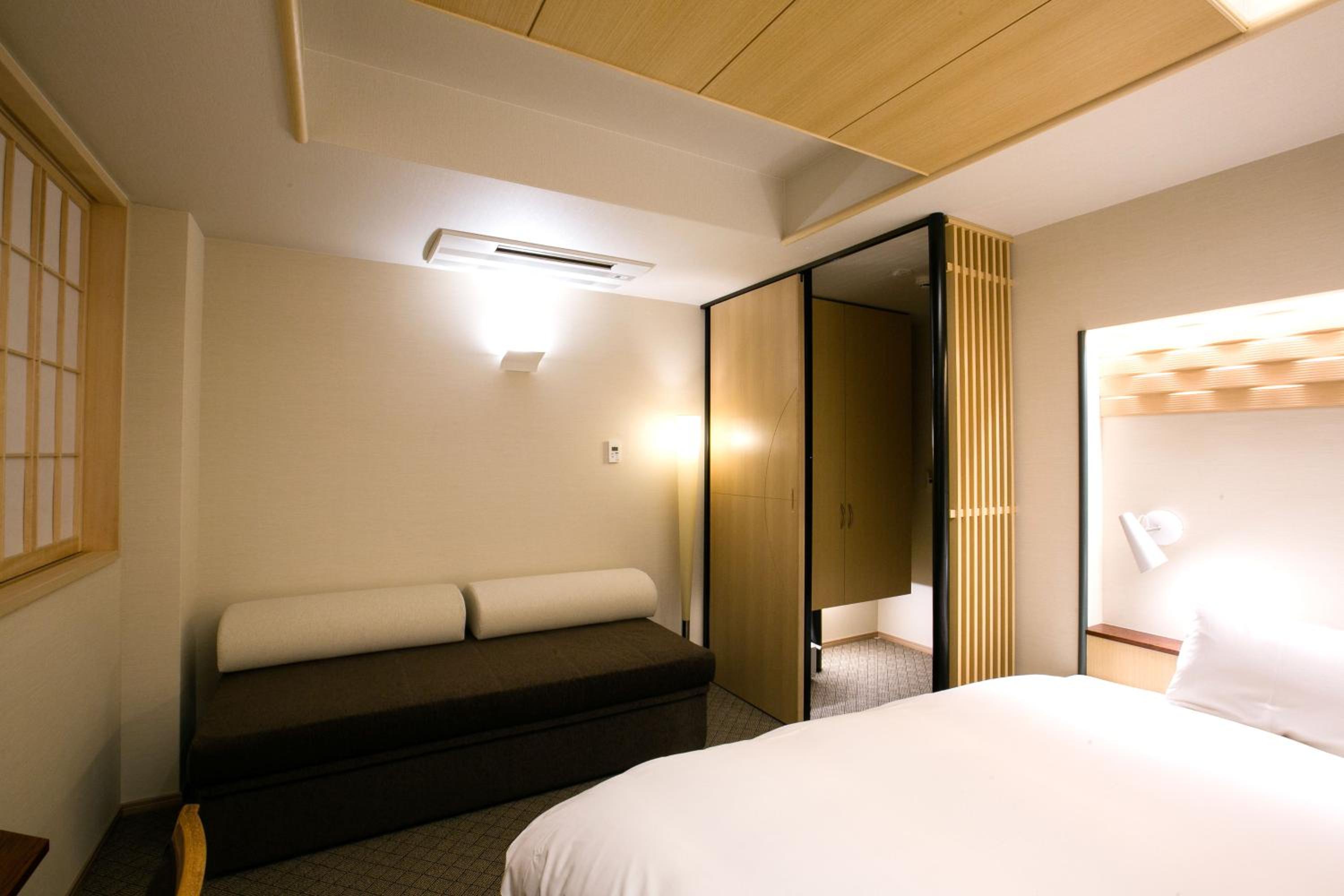 Large Twin Room - Photo 6