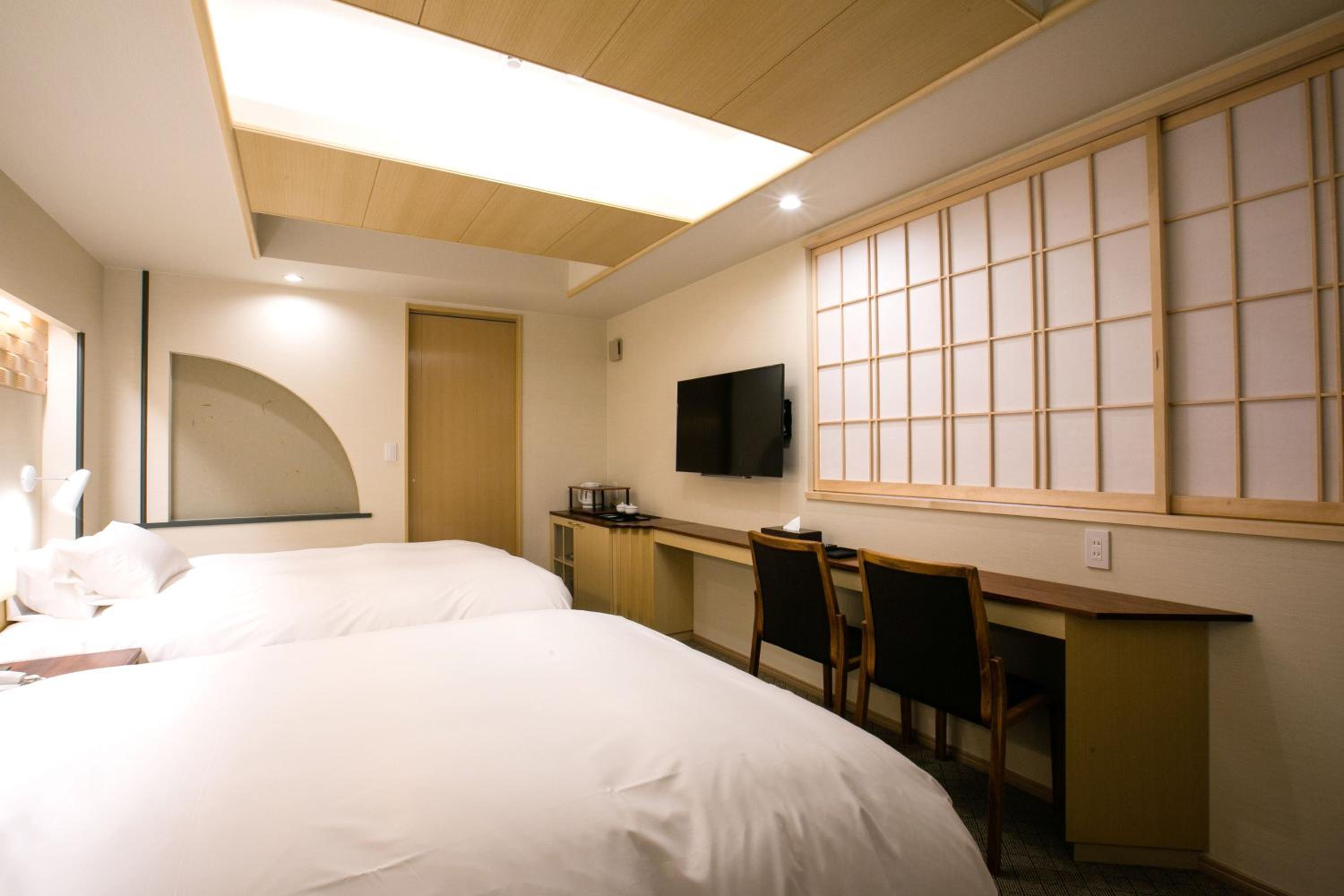 Large Twin Room - Photo 3