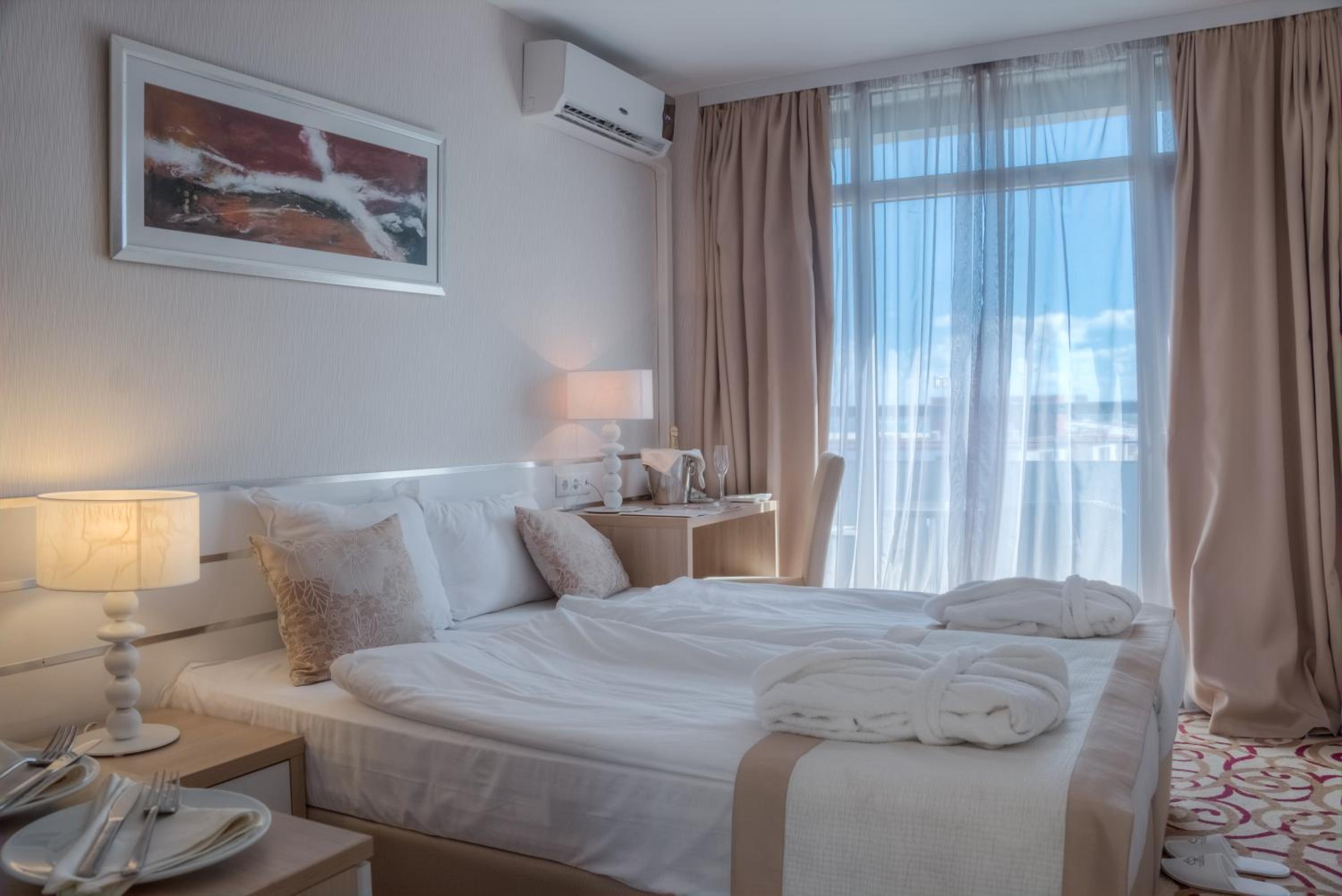One-Bedroom Suite with Balcony (3 Adults) photo 2