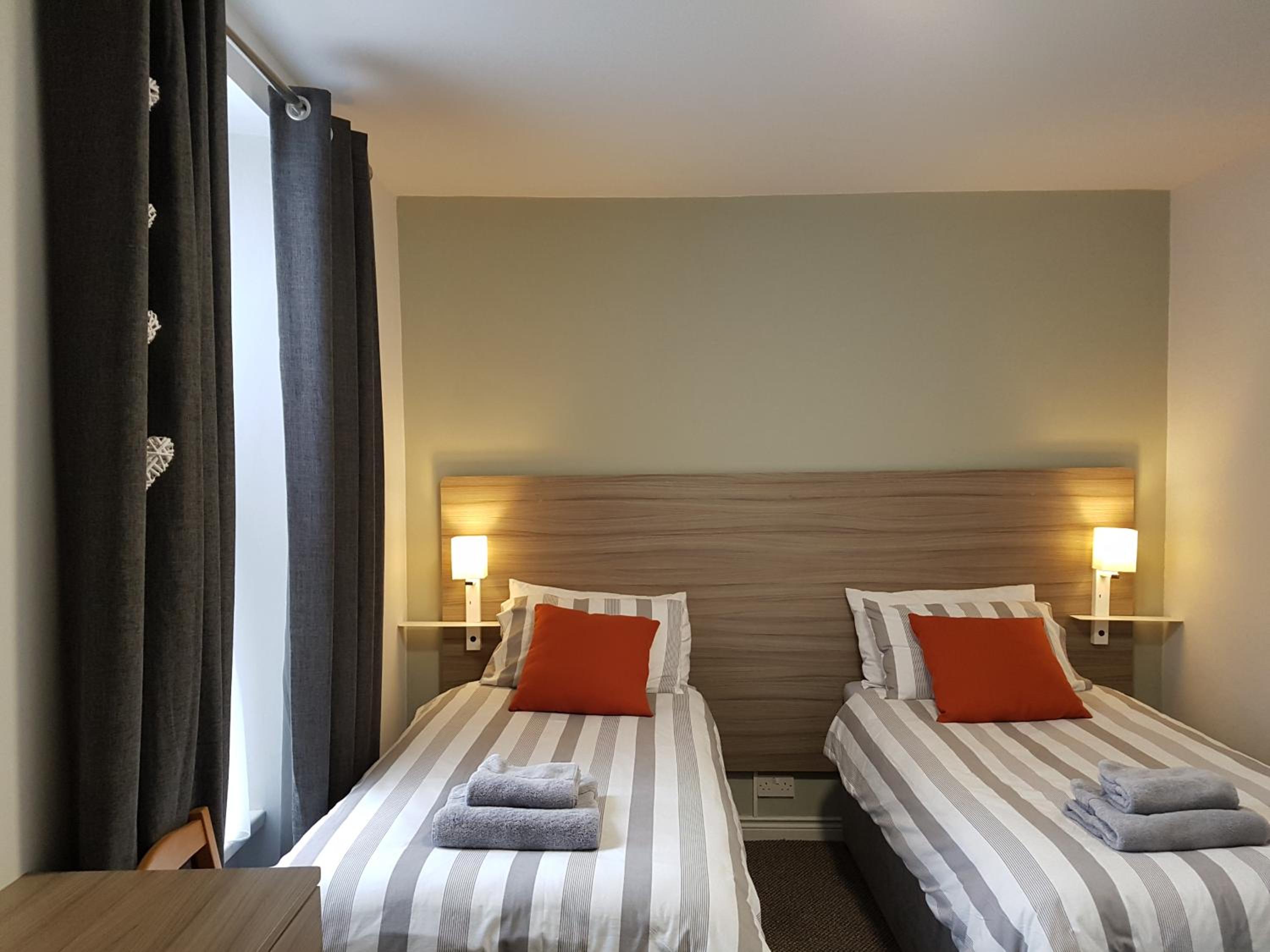Standard Twin Room - Photo 4
