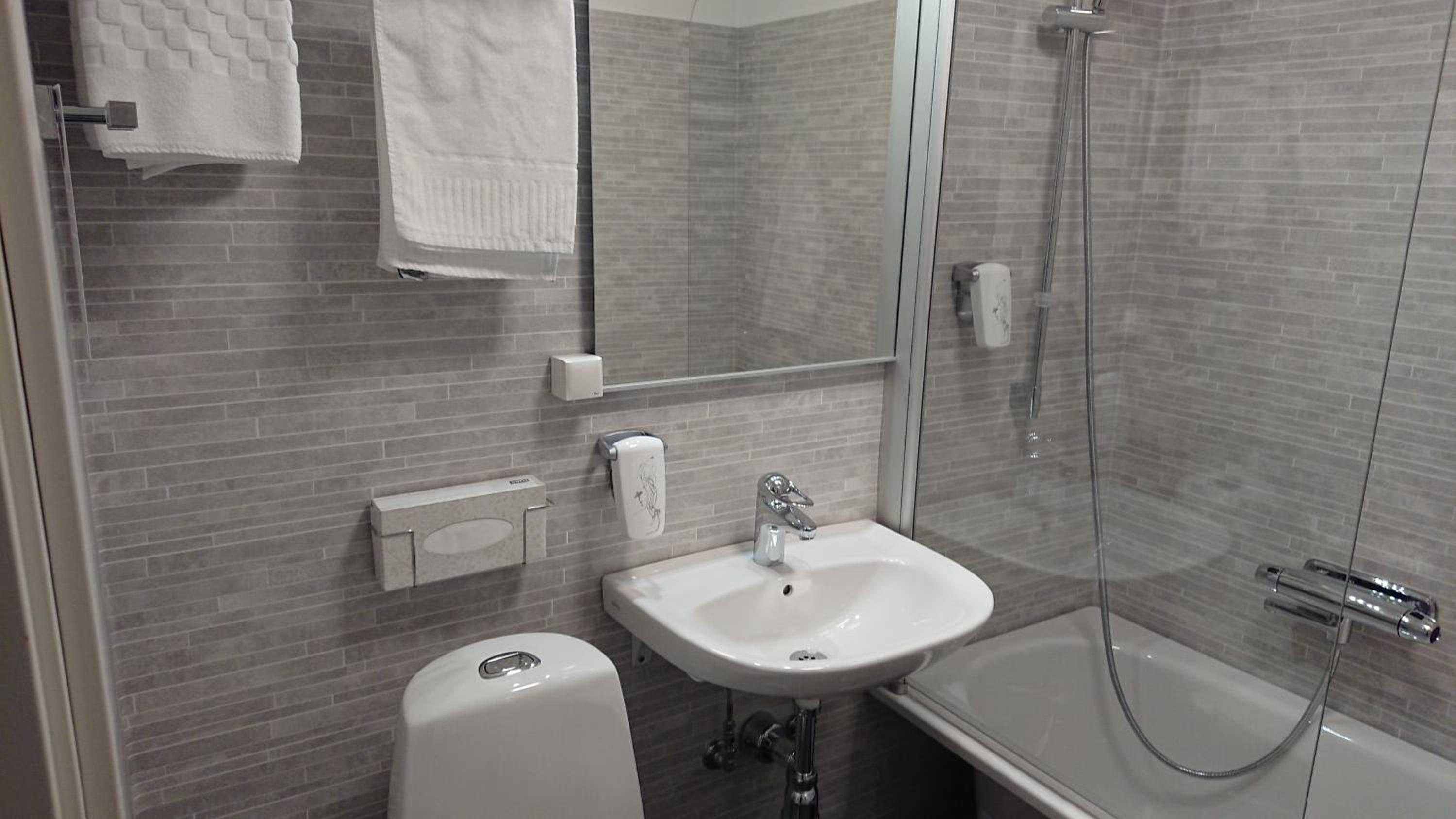 Twin Room - Photo 9