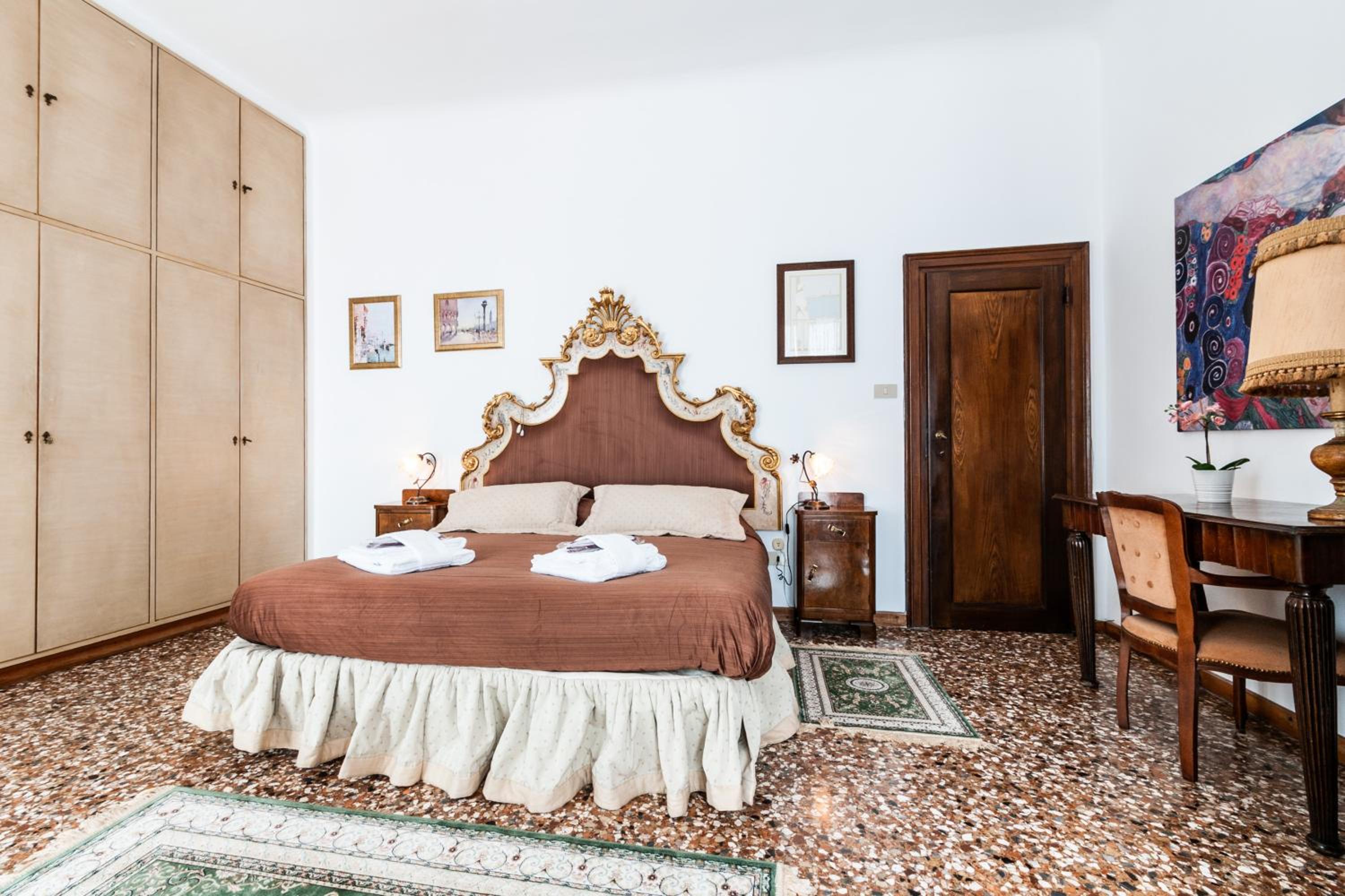 Apartment with Terrace and Grand Canal View photo 2