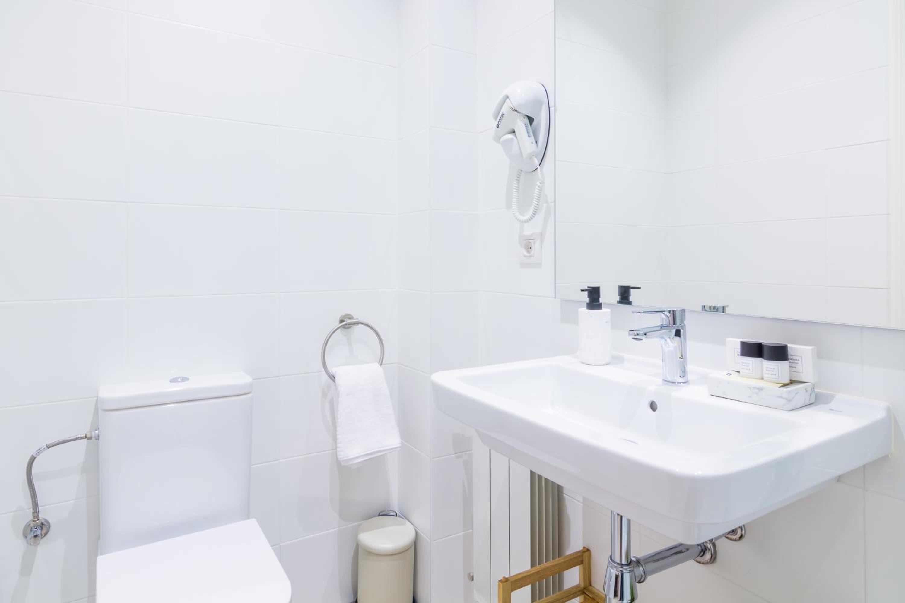 Deluxe Room with Private Bathroom photo 2