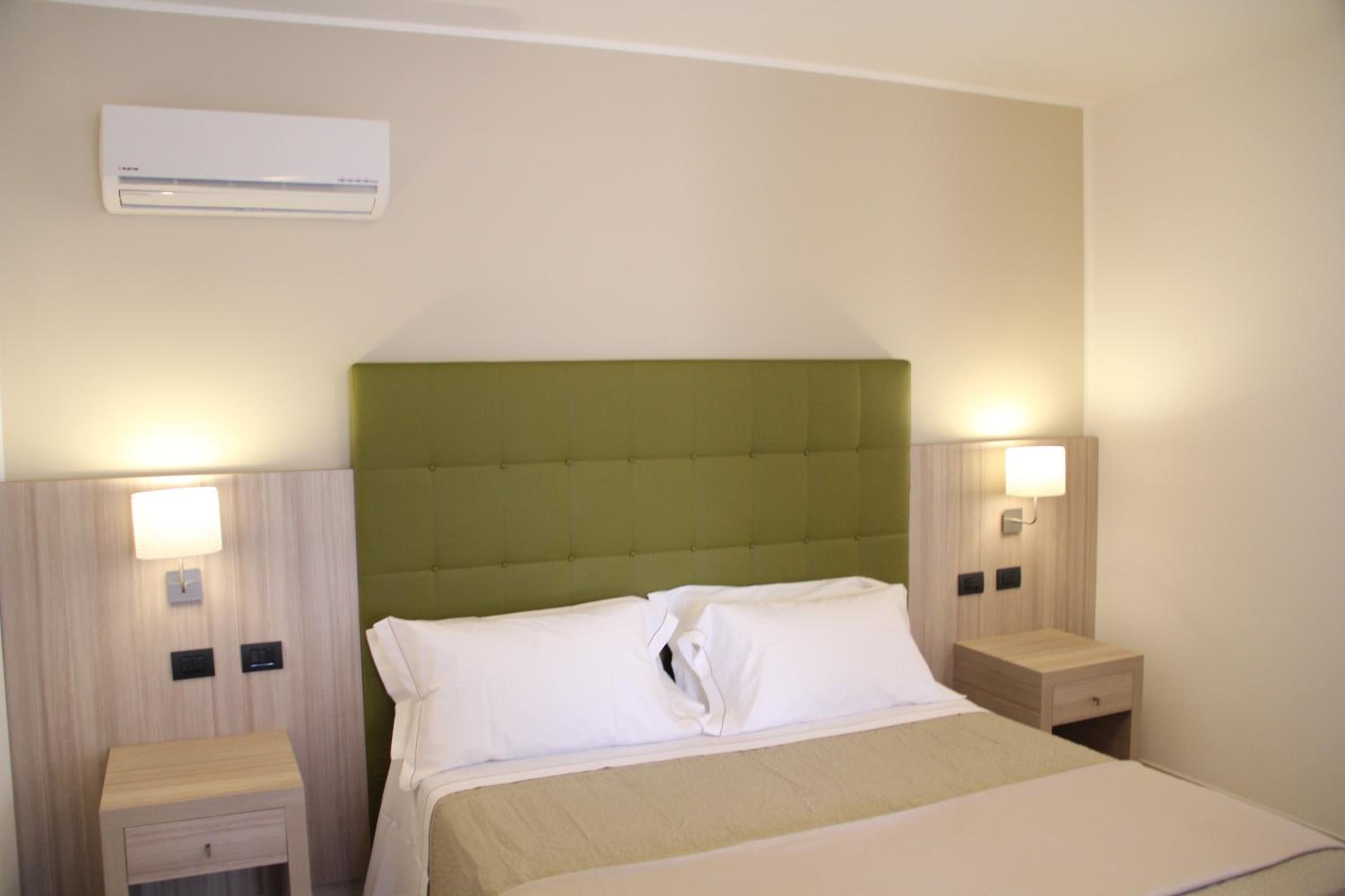 Deluxe Double or Twin Room with Pool View photo 2
