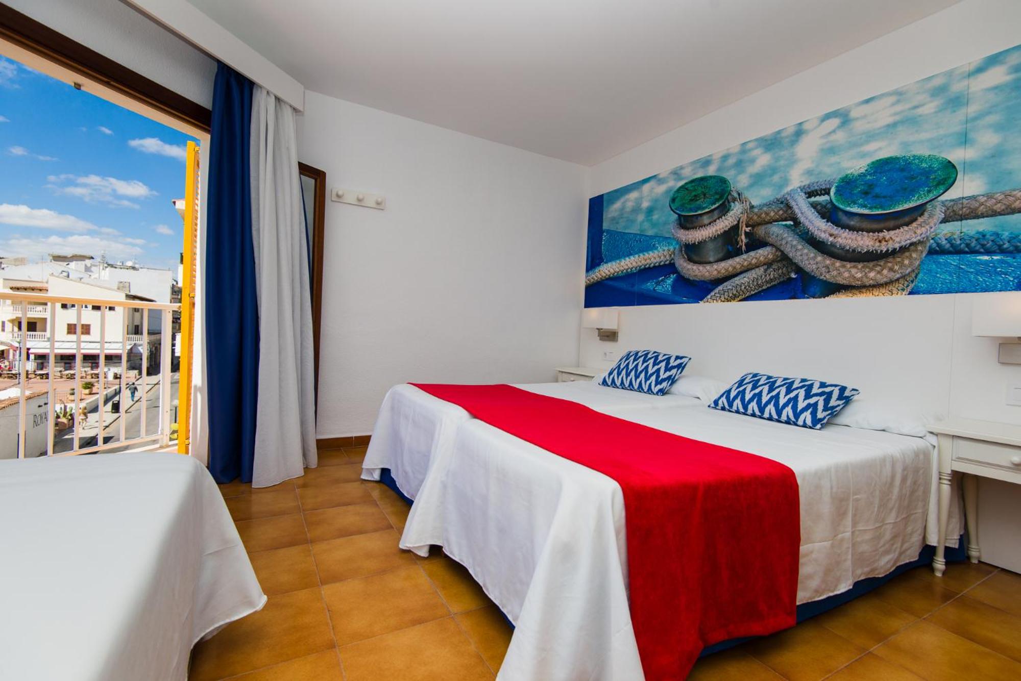 Habitación triple con vista al mar.