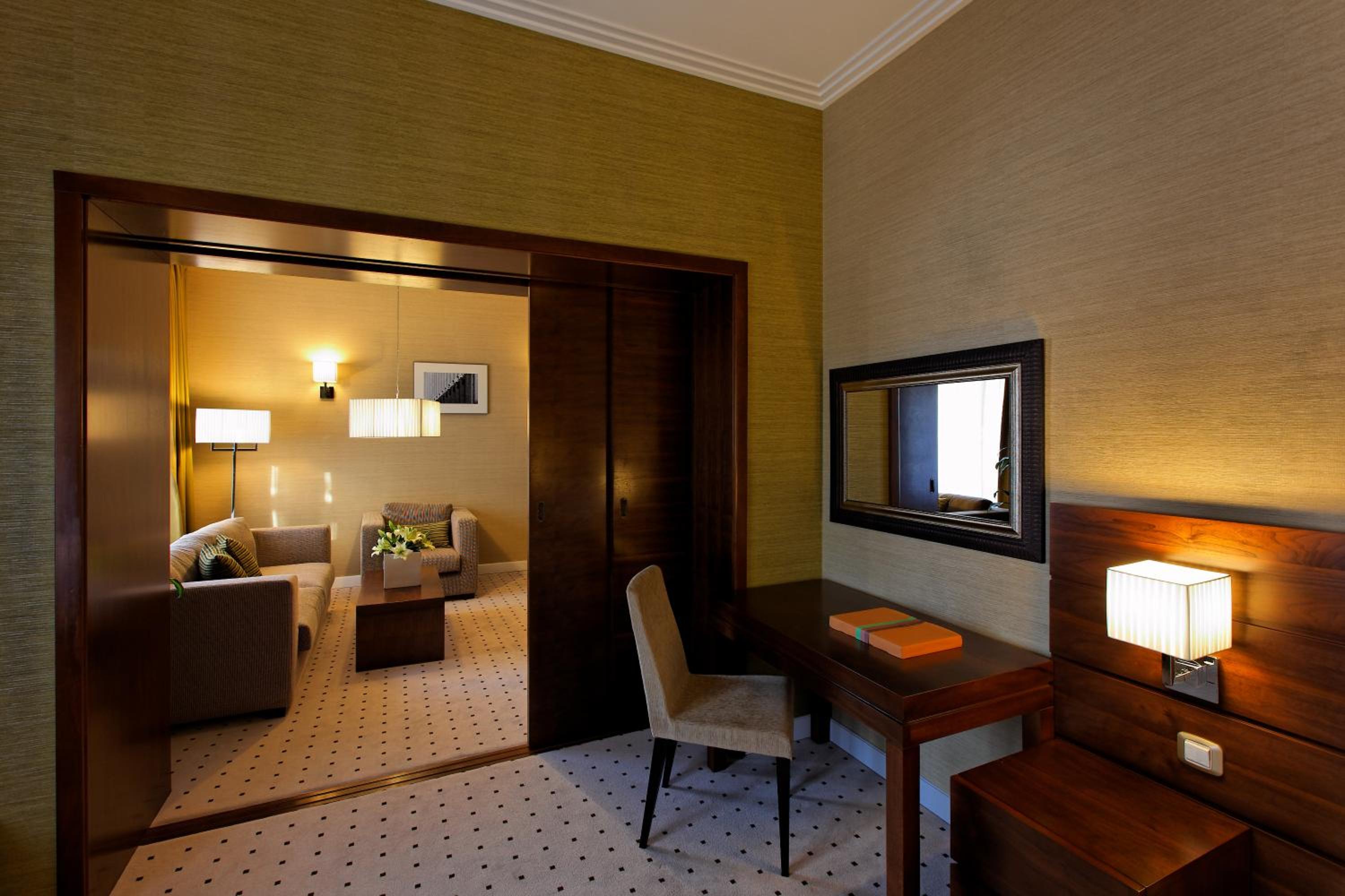 Suite - Photo 1