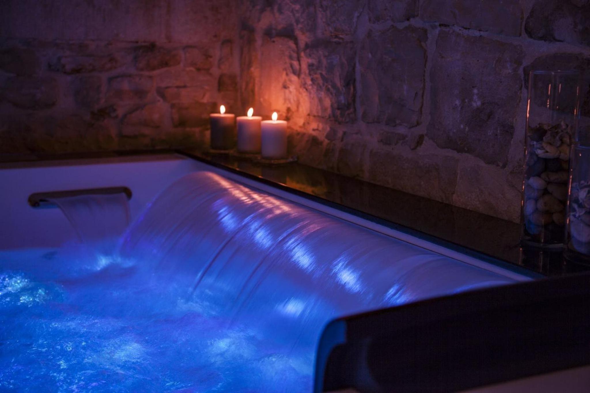 Double Room with Spa Bath - Photo 2