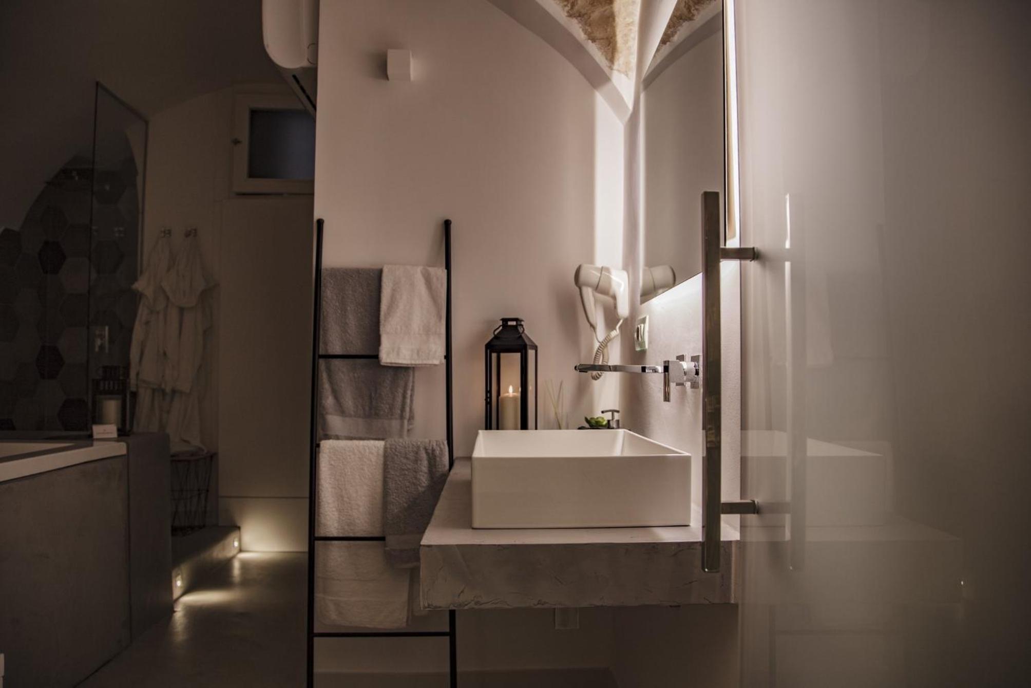 Double Room with Spa Bath - Photo 5
